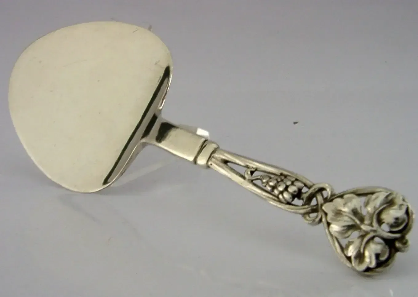 Pelle à pâtisserie Liberty & Co Arts & Crafts en argent massif sterling 78 g, 1924