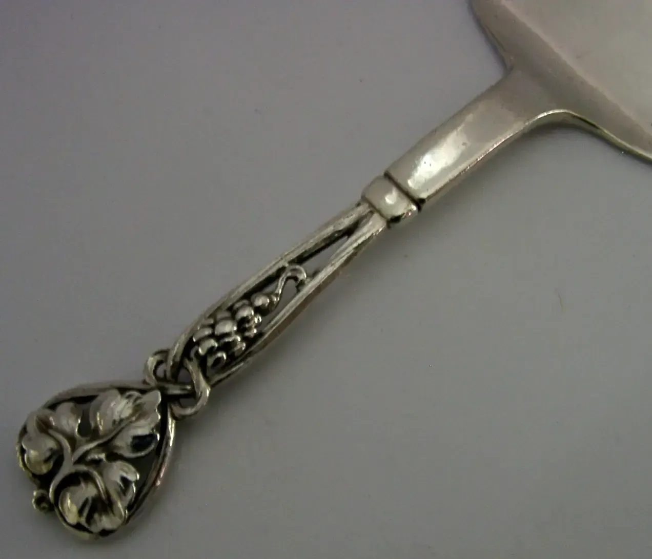 Pelle à pâtisserie Liberty & Co Arts & Crafts en argent massif sterling 78 g, 1924 photo 264.99