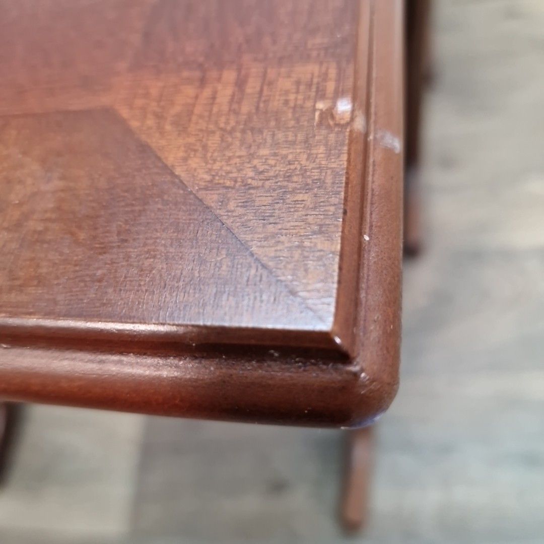 photo vinterior Vintage Mahogany Veneer Tables Nest Of 3 – Square Tops – Retro Side Lamp Tables