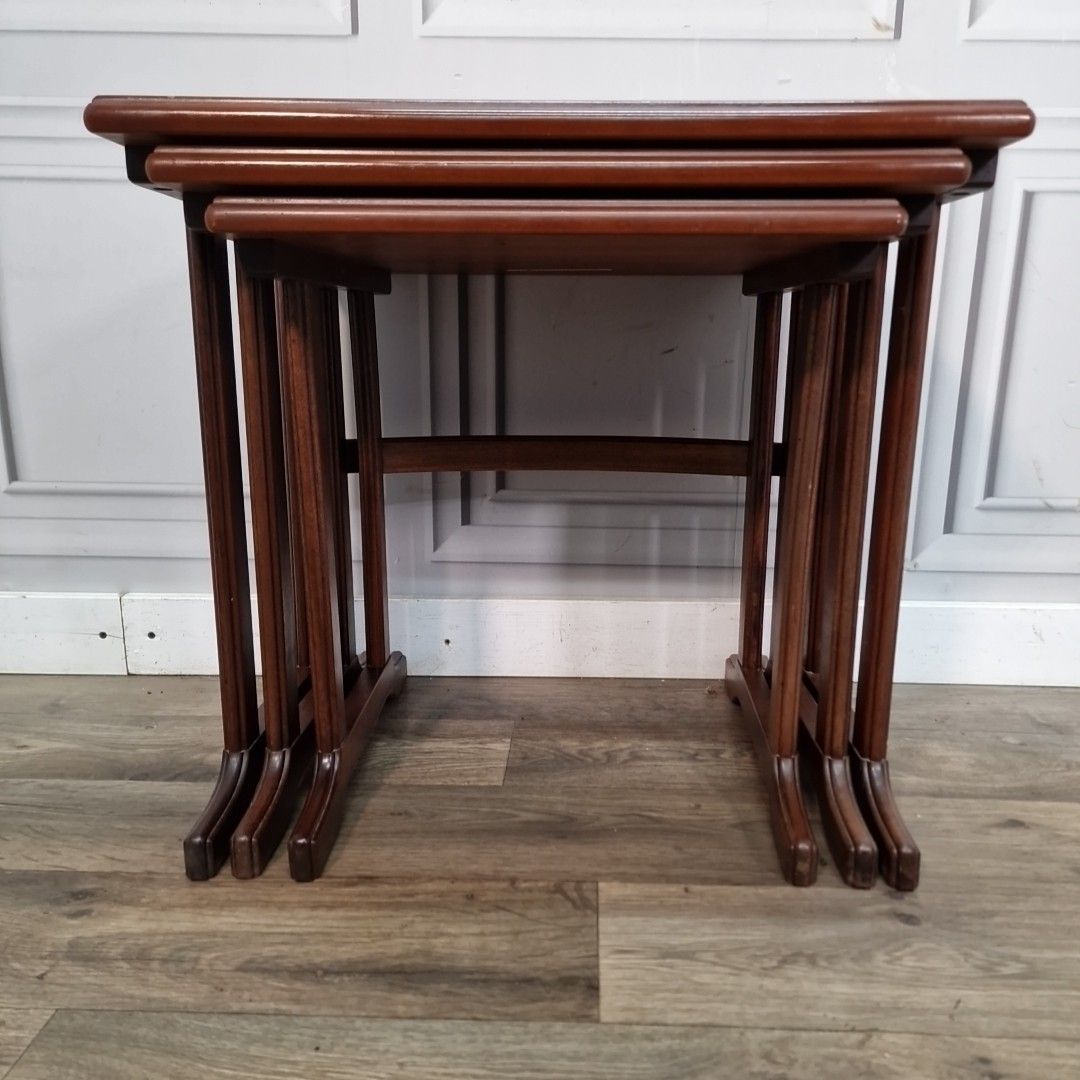 photo vintage Vintage Mahogany Veneer Tables Nest Of 3 – Square Tops – Retro Side Lamp Tables