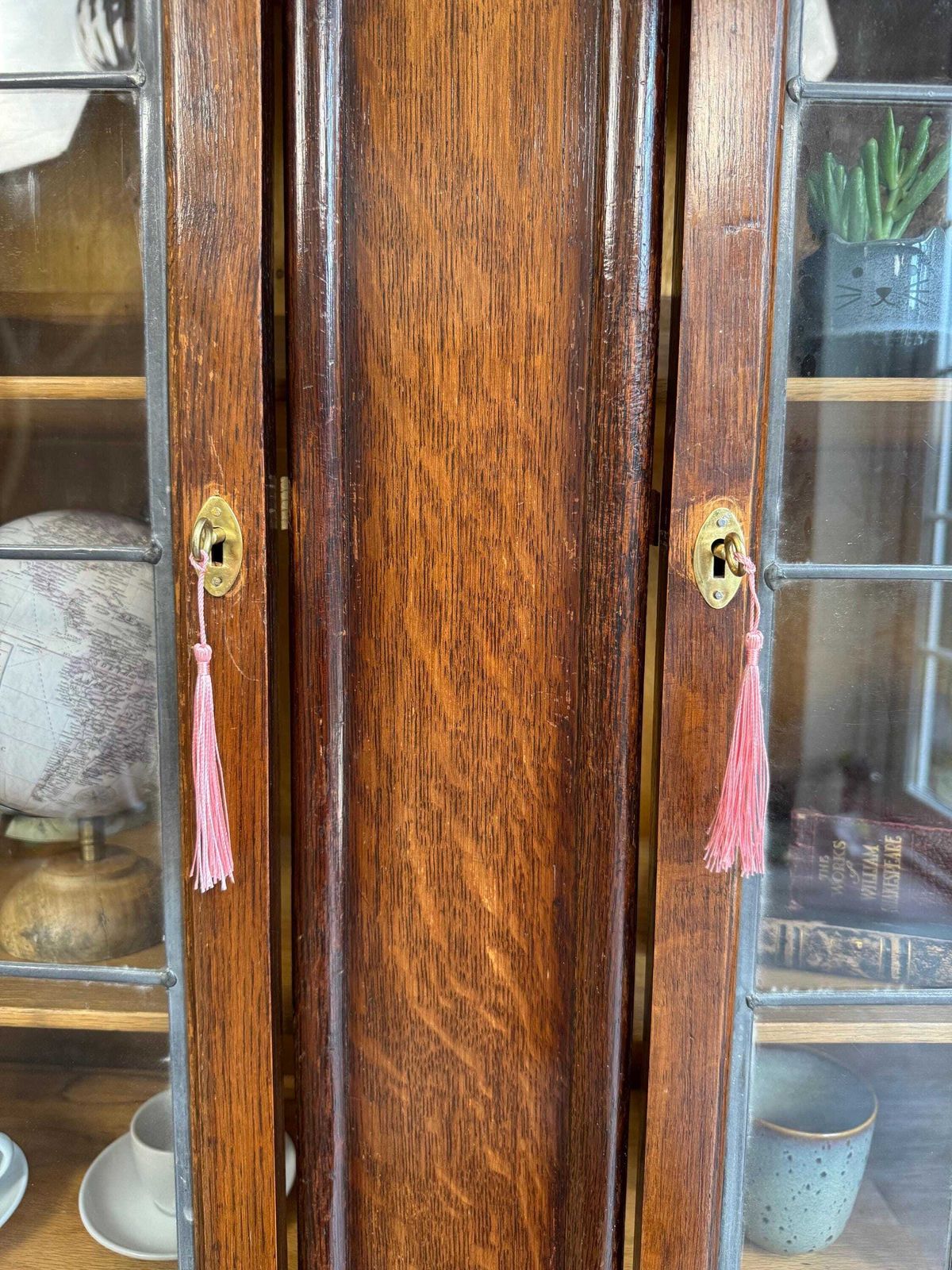 695.0 Large Vintage Wooden Glass Drinks Display Trophy Cabinet With Key Lockable photo