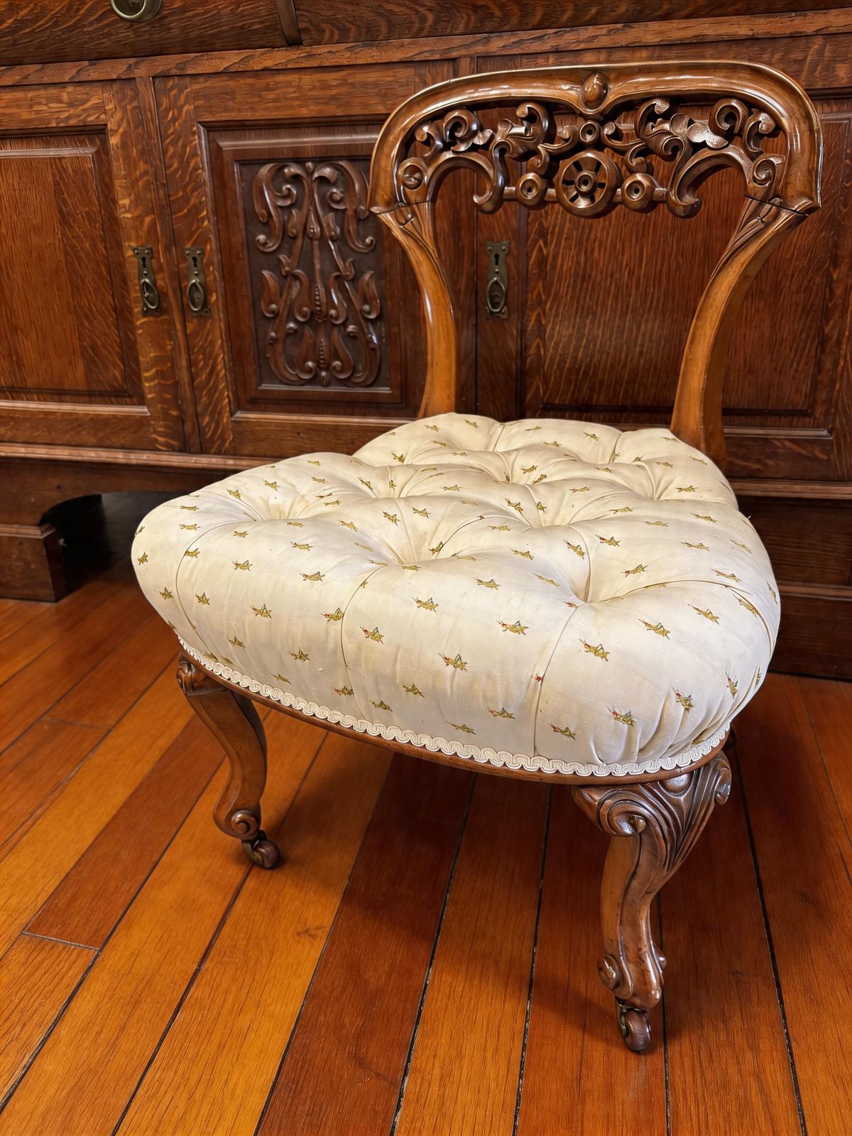 photo furniture Beautiful Carved Upholstered Walnut Victorian Ladies Bedroom Chair