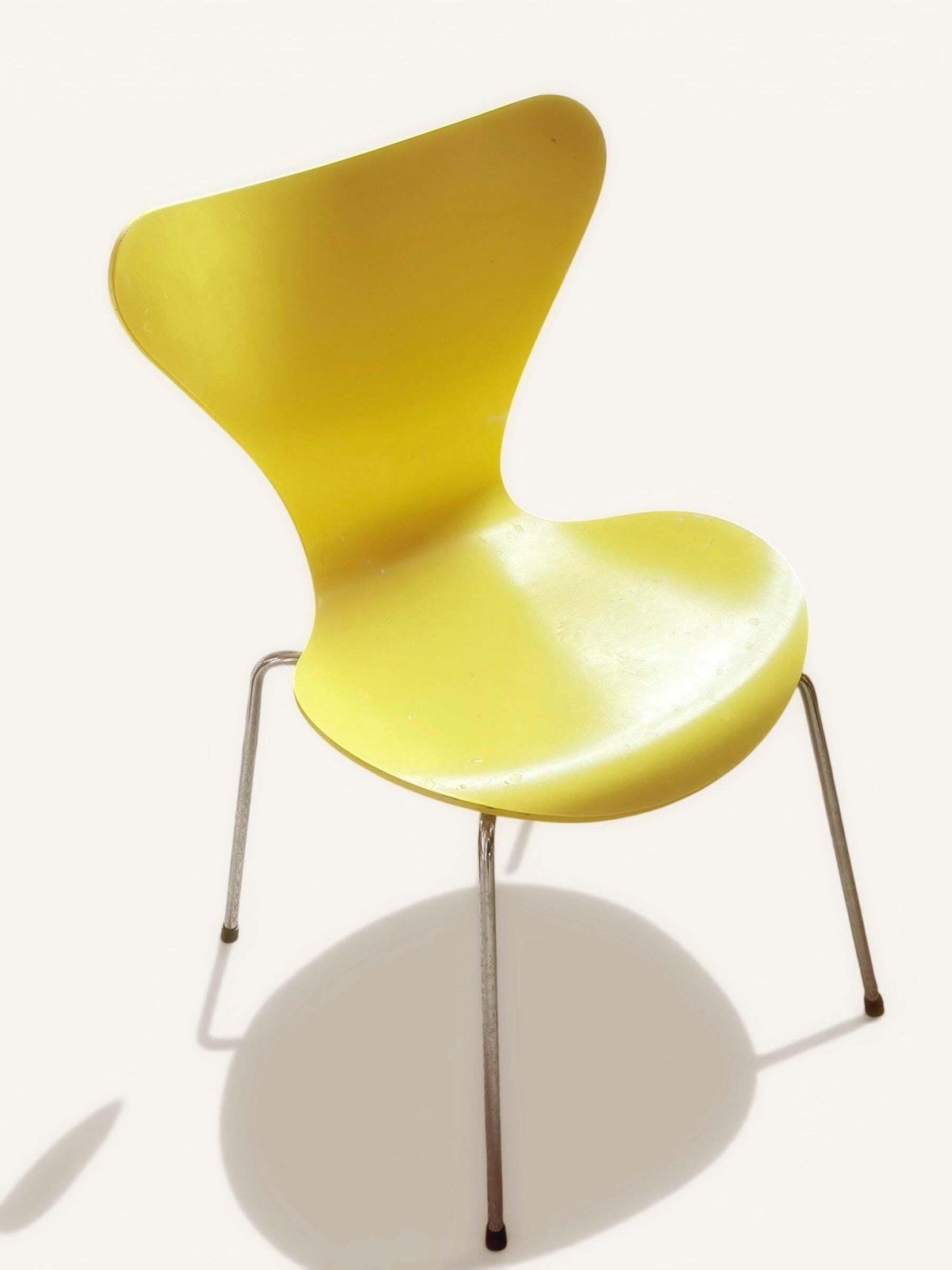 Arne Jacobsen Series 7 Chair For Fritz Hansen, Denmark, 1955 – Yellow photo vinterior