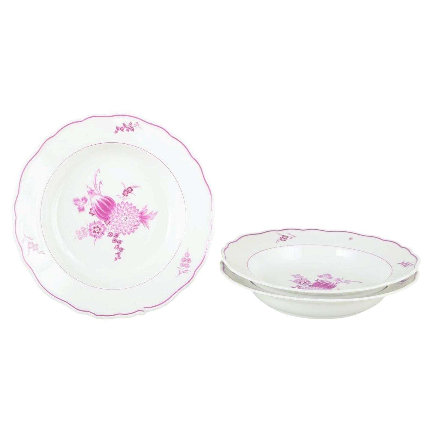 Meissen, Allemagne. Service de trois assiettes creuses en porcelaine, début du XXe siècle.