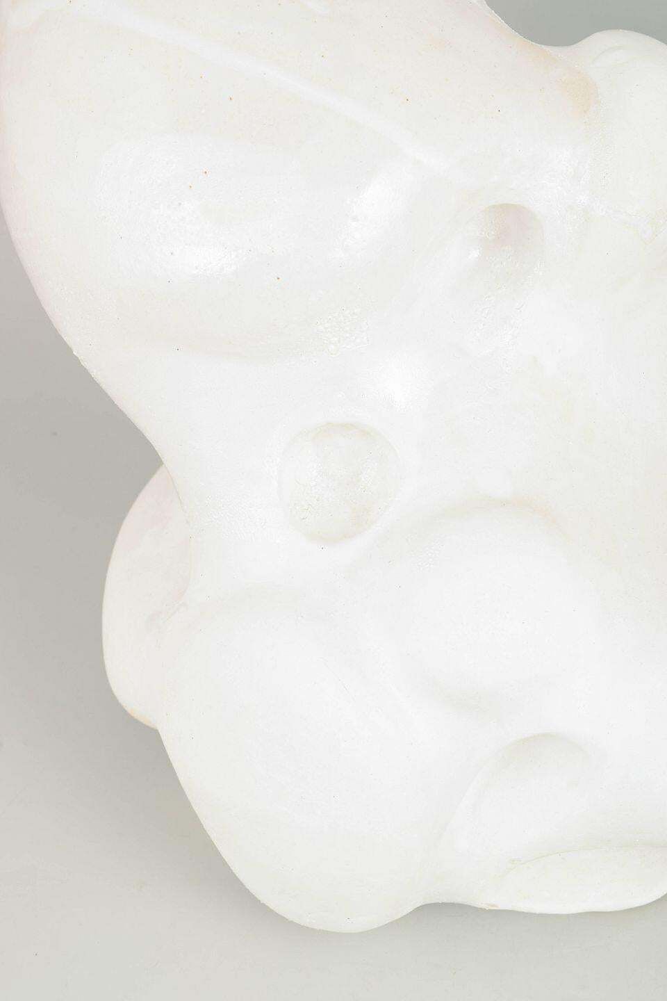 Christina Muff, hedendaags Deens kunstenaar. Organisch gevormde steengoedsculptuur. photo Kunst
