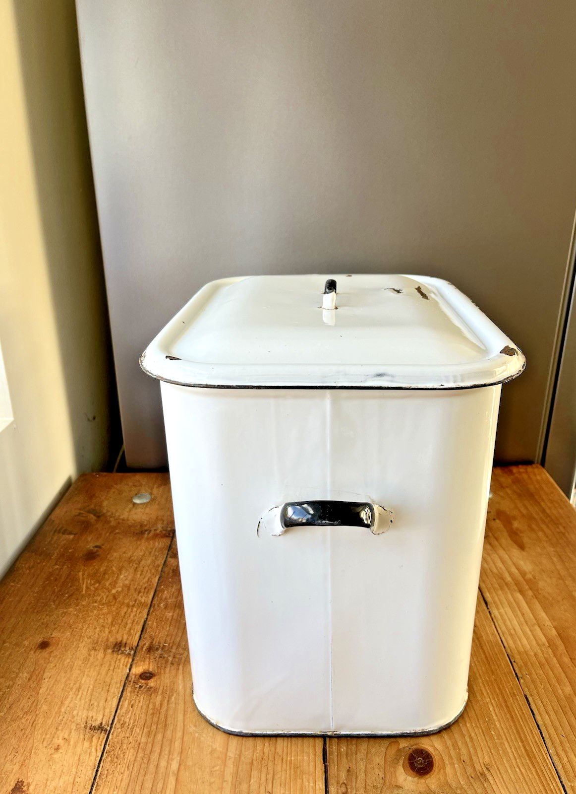 photo furniture Large Antique Enamel Bread Bin Storage Container Bakery Vintage Kitchen Display