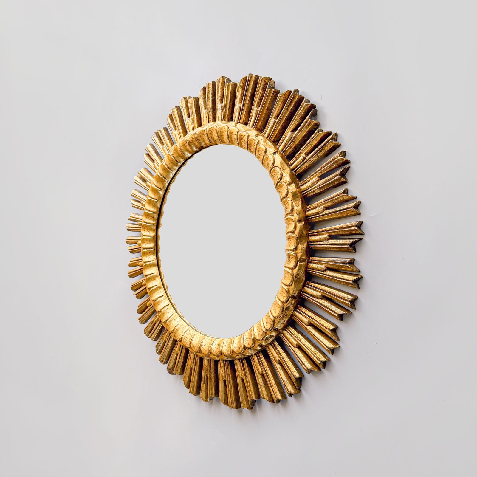 Grote Mid Century Sunburst Spiegel, Verguld Resin, België, Jaren 1970. photo furniture