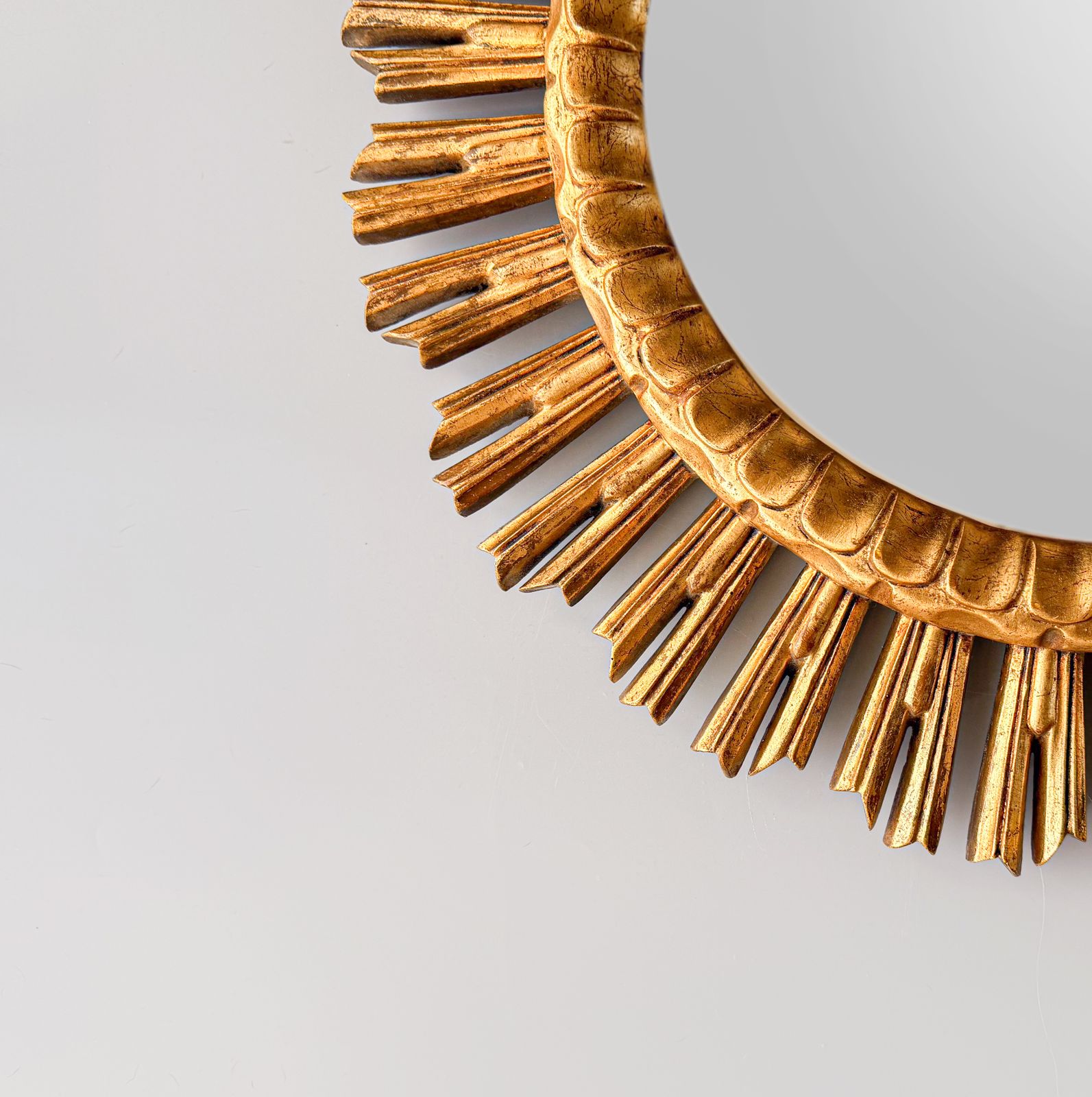 Grote Mid Century Sunburst Spiegel, Verguld Resin, België, Jaren 1970. photo for sale