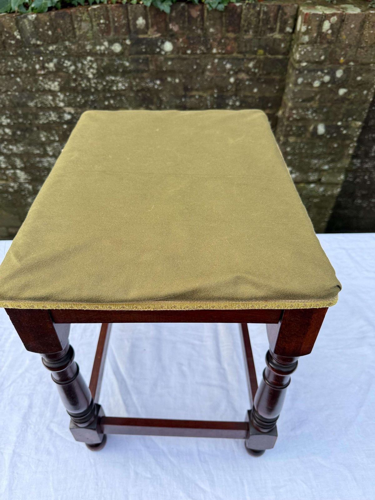 photo furniture Vintage Upholstered Mahogany Footstool Or Occasional, Vanity Stool With Turned Legs And Green Velvet Like Seat