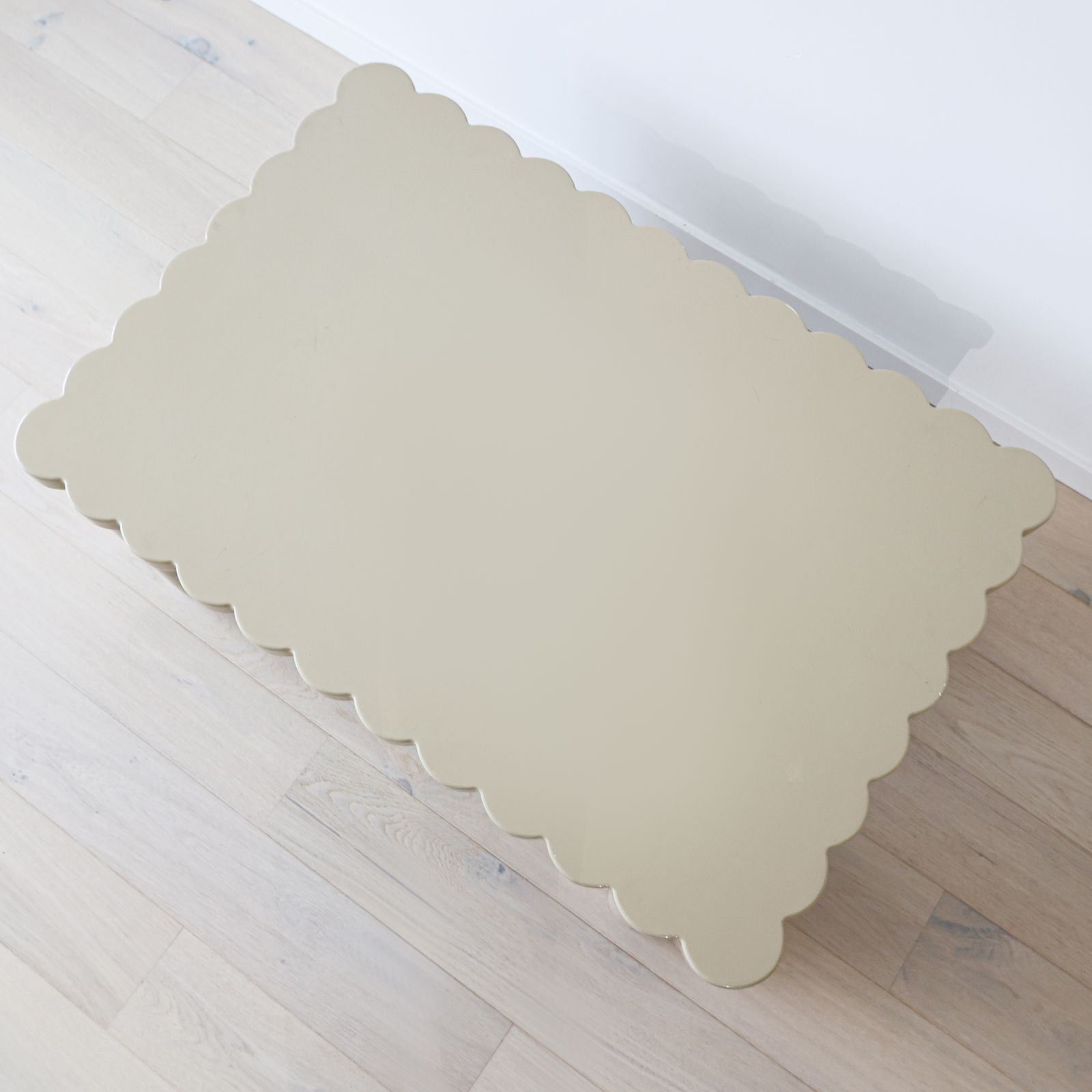 Mobilier Table basse italienne à contour festonné en laque beige, années 1980. photo