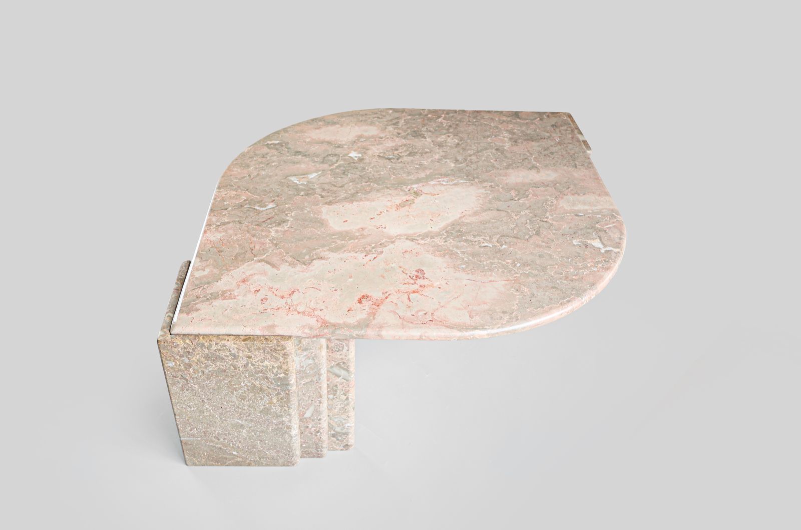 Table basse italienne en marbre, forme ovale en amande, années 1970.