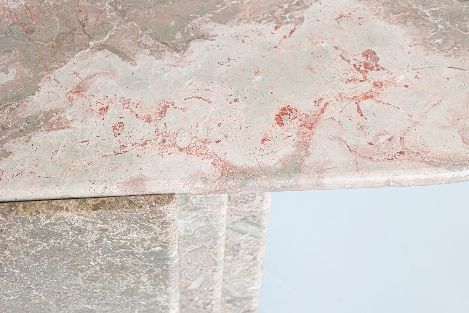 Table basse italienne en marbre, forme ovale en amande, années 1970. photo vinterior