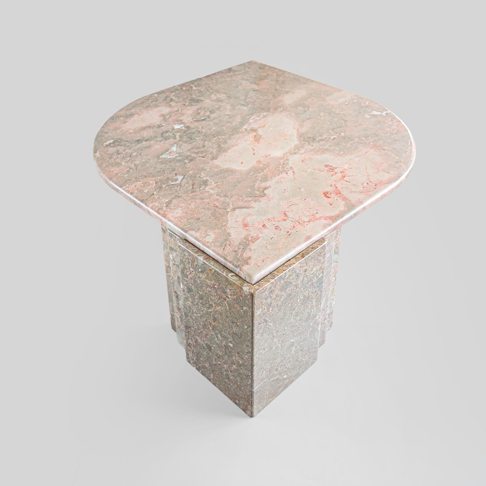 photo furniture Table basse italienne en marbre, forme ovale en amande, années 1970.