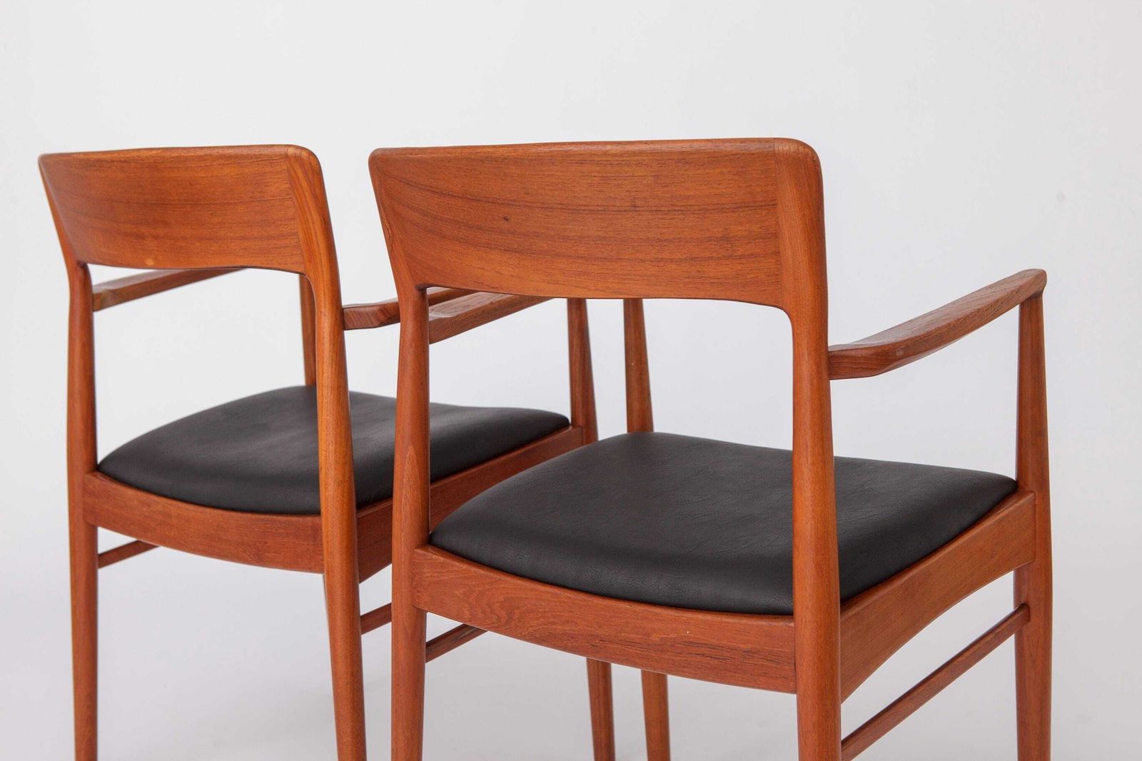 Set Van 2 Fauteuils Van Henning Kjærnulf, Korup Stolefabrik, Jaren 1960, Deense Teakhouten Stoelen, Zwart Leer, Mid Century Modern photo vintage