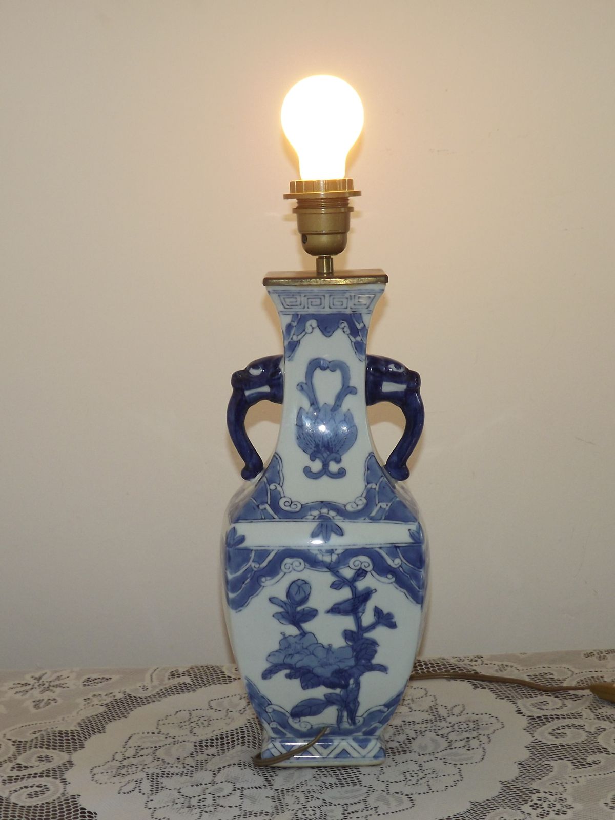Vintage Chinese grote kraanvogel vierkante porseleinen vaas lamp met Foo Lion handvatten photo furniture
