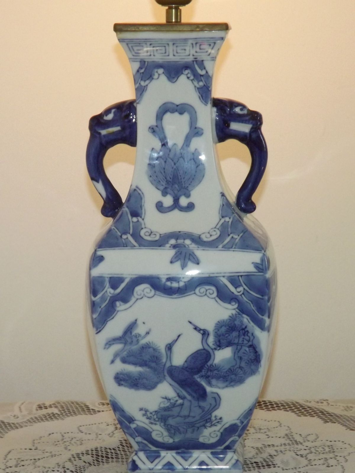 Vintage Chinese grote kraanvogel vierkante porseleinen vaas lamp met Foo Lion handvatten photo for sale