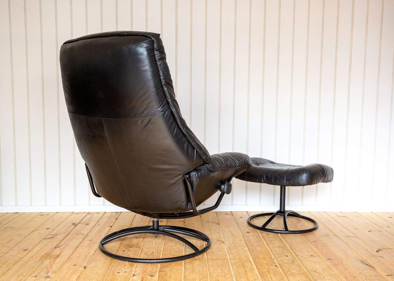 Norwegian Black Leather Lounge Chair & Footstool Set Swivel Reclining Ekornes Stressless 1980s Mid Century Star Wars Darth Vader Ottoma.N Mcm photo vintage