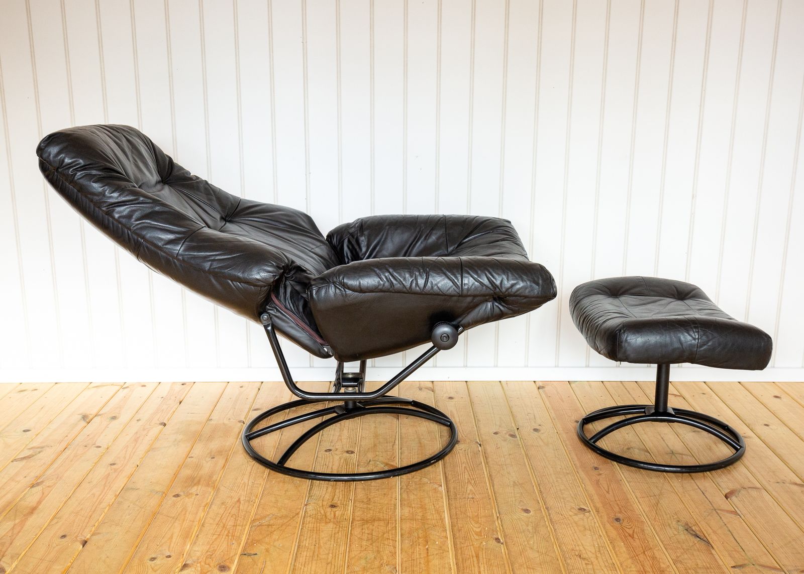 Norwegian Black Leather Lounge Chair & Footstool Set Swivel Reclining Ekornes Stressless 1980s Mid Century Star Wars Darth Vader Ottoma.N Mcm photo Furniture