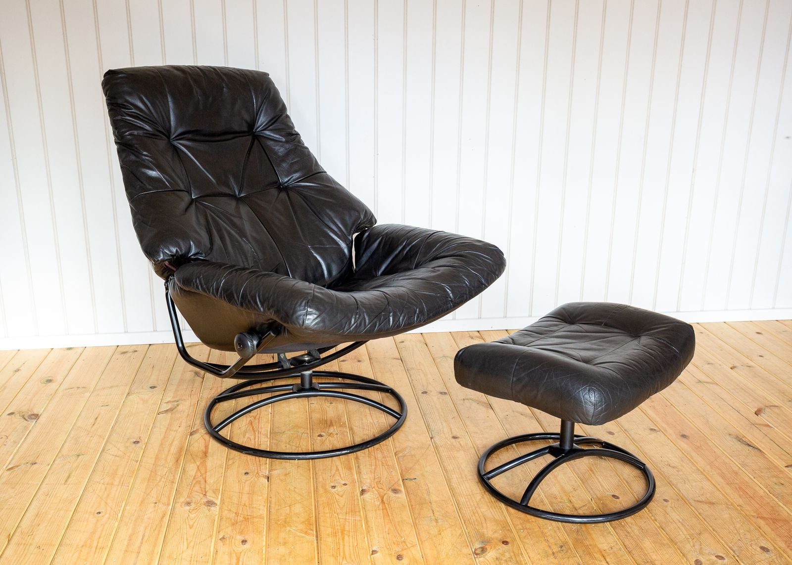 photo vintage Norwegian Black Leather Lounge Chair & Footstool Set Swivel Reclining Ekornes Stressless 1980s Mid Century Star Wars Darth Vader Ottoma.N Mcm