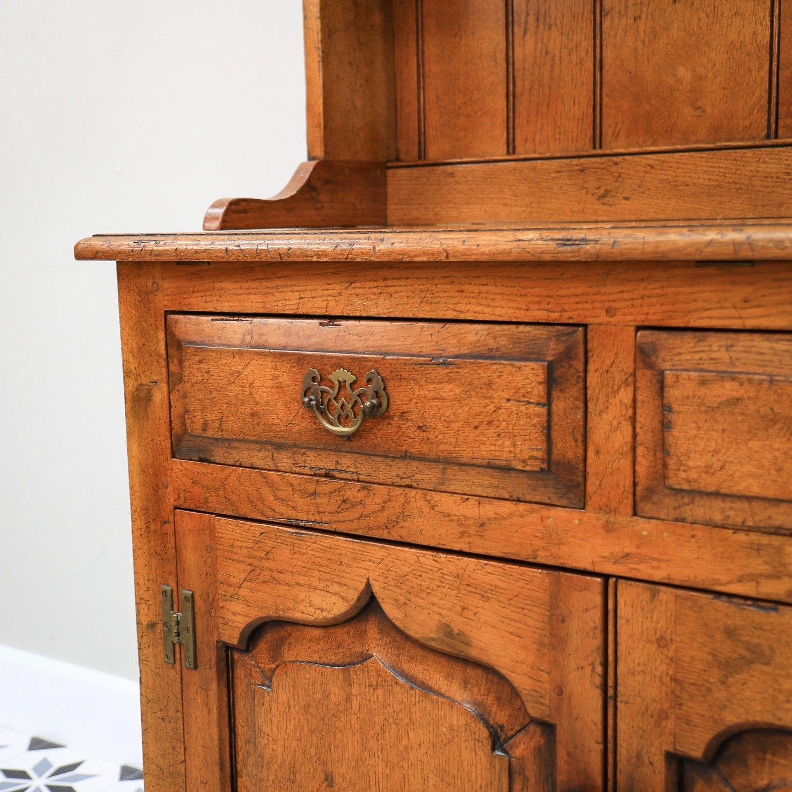 659.0 Oak Welsh Dresser In A Titchmarsh And Goodwin Style. photo
