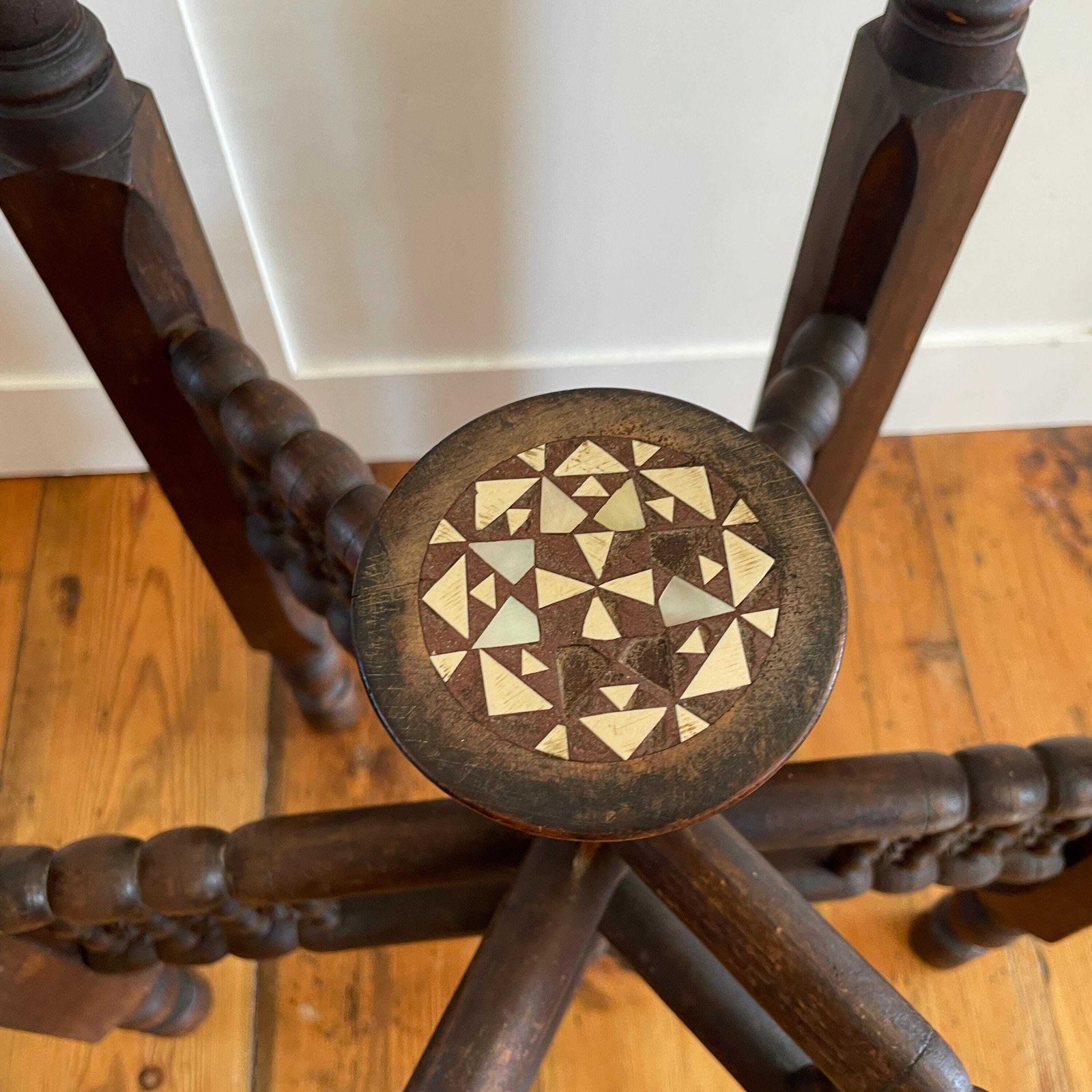 photo vintage Indian Brass Tray Table Carved Wood Mother Of Pearl Inlay Folding Stand Vintage Boho Accent Side Table Handmade