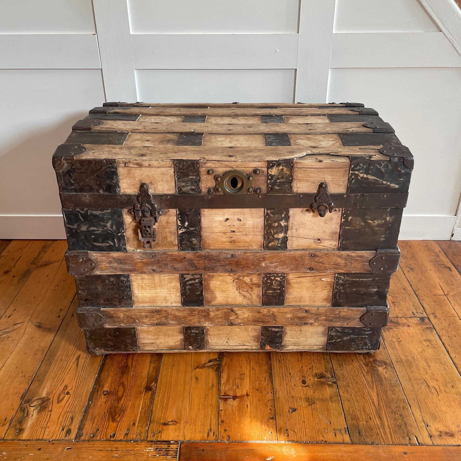 Antique Dome Top Trunk Wood Metal Strap Steamer Chest Storage Large Rustic Hinged Lid Lidded Blanket Box Vintage Industrial