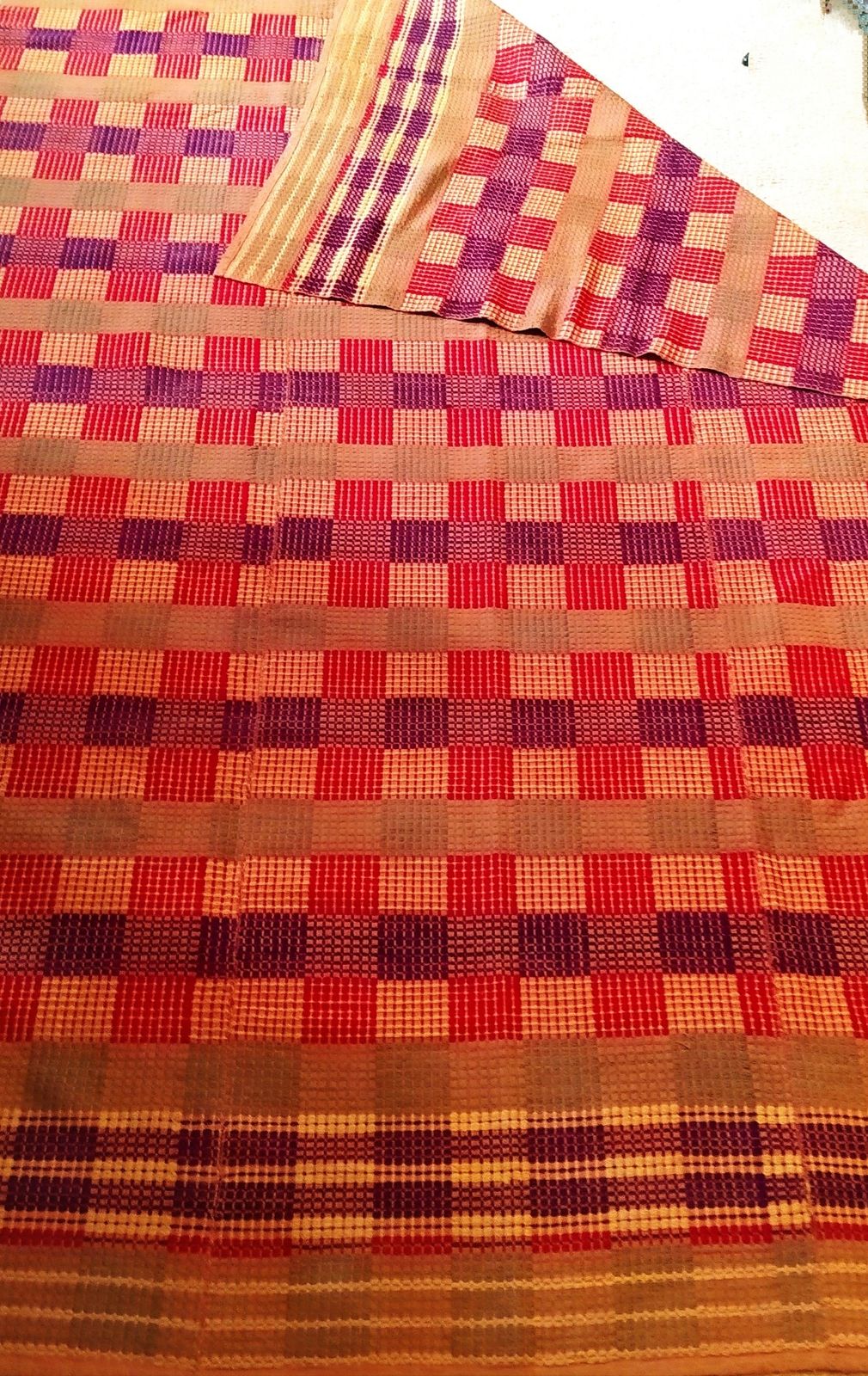 Textile tissé main au métier à tisser, années 1970. photo furniture