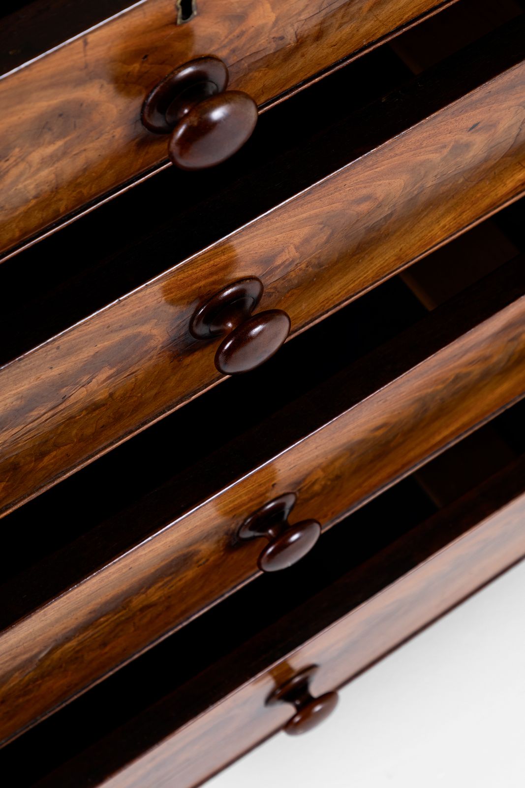 photo furniture Victorian Flamed Mahogany Chest Of Drawers