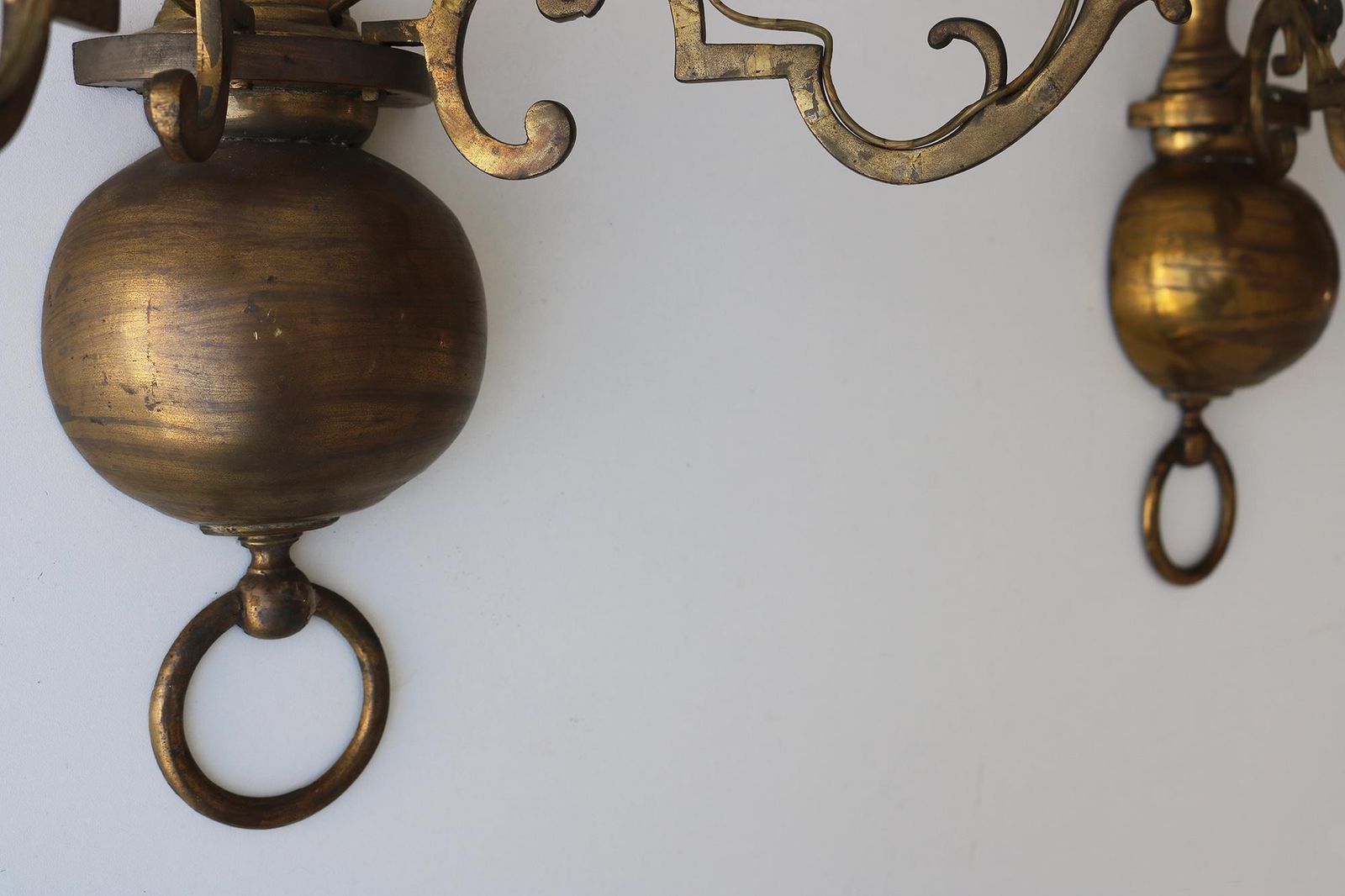 Zeldzaam Paar Antieke Messing Wandkandelaars Met Speelse Figuratieve Details – Grote Wandlampen In Franse/Spaanse Stijl Met Rijke Patina, Ca. 1900 photo vinterior