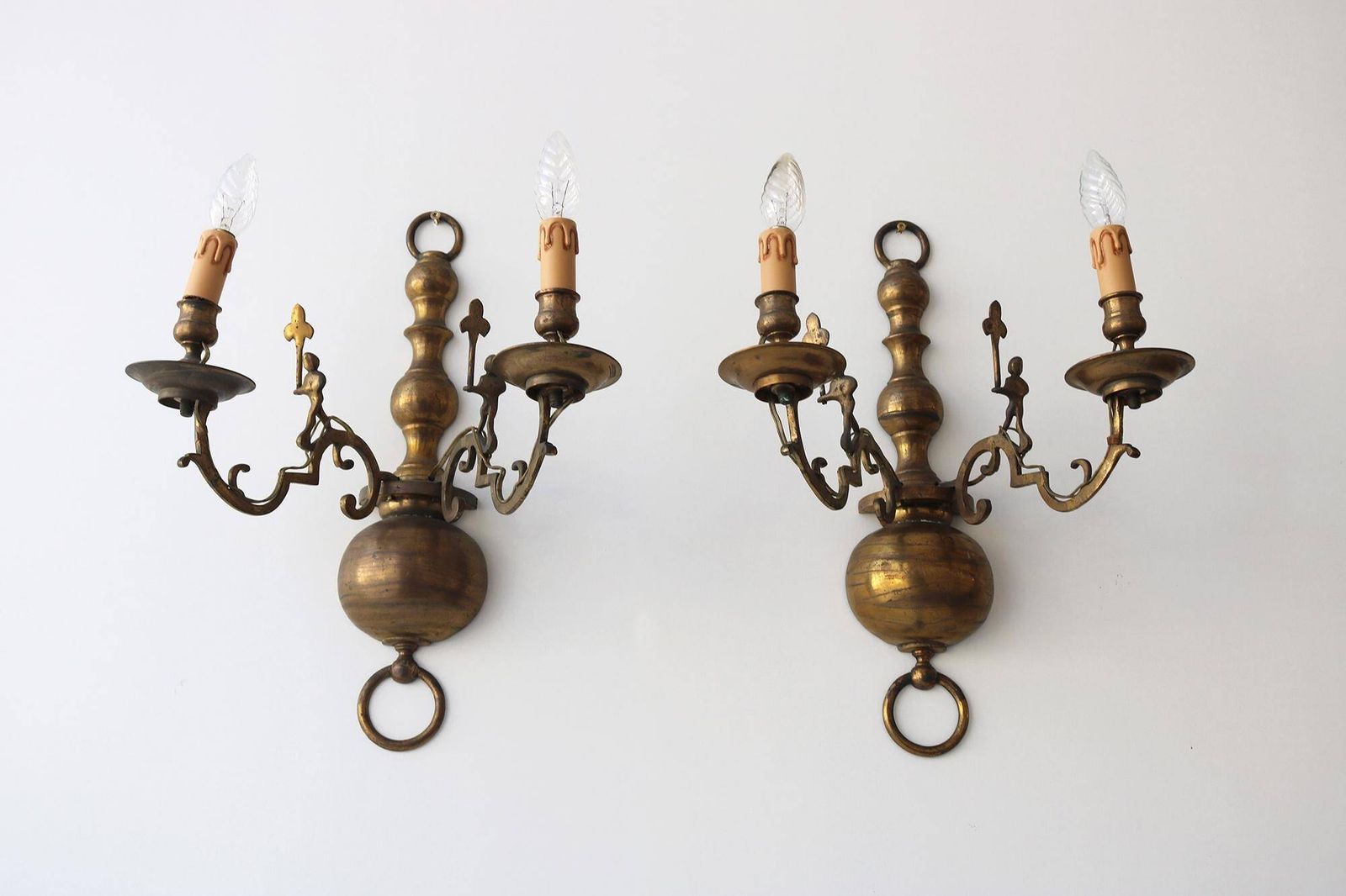 photo for sale Zeldzaam Paar Antieke Messing Wandkandelaars Met Speelse Figuratieve Details – Grote Wandlampen In Franse/Spaanse Stijl Met Rijke Patina, Ca. 1900