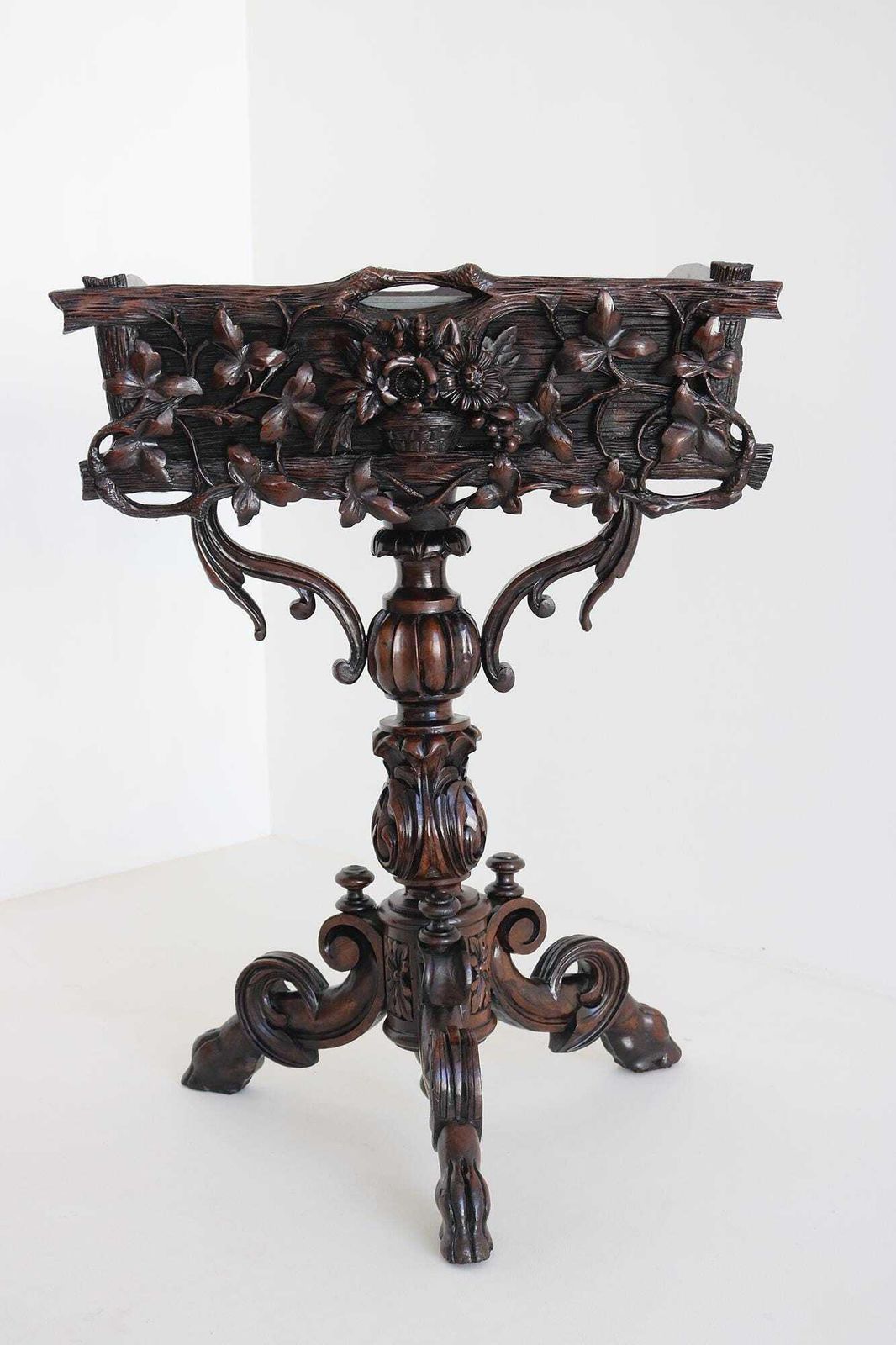19e Eeuwse Franse Black Forest Jardinière Met Zinken Bak – Met De Hand Gesneden Floraal Middenstuk, Ca. 1880 photo furniture