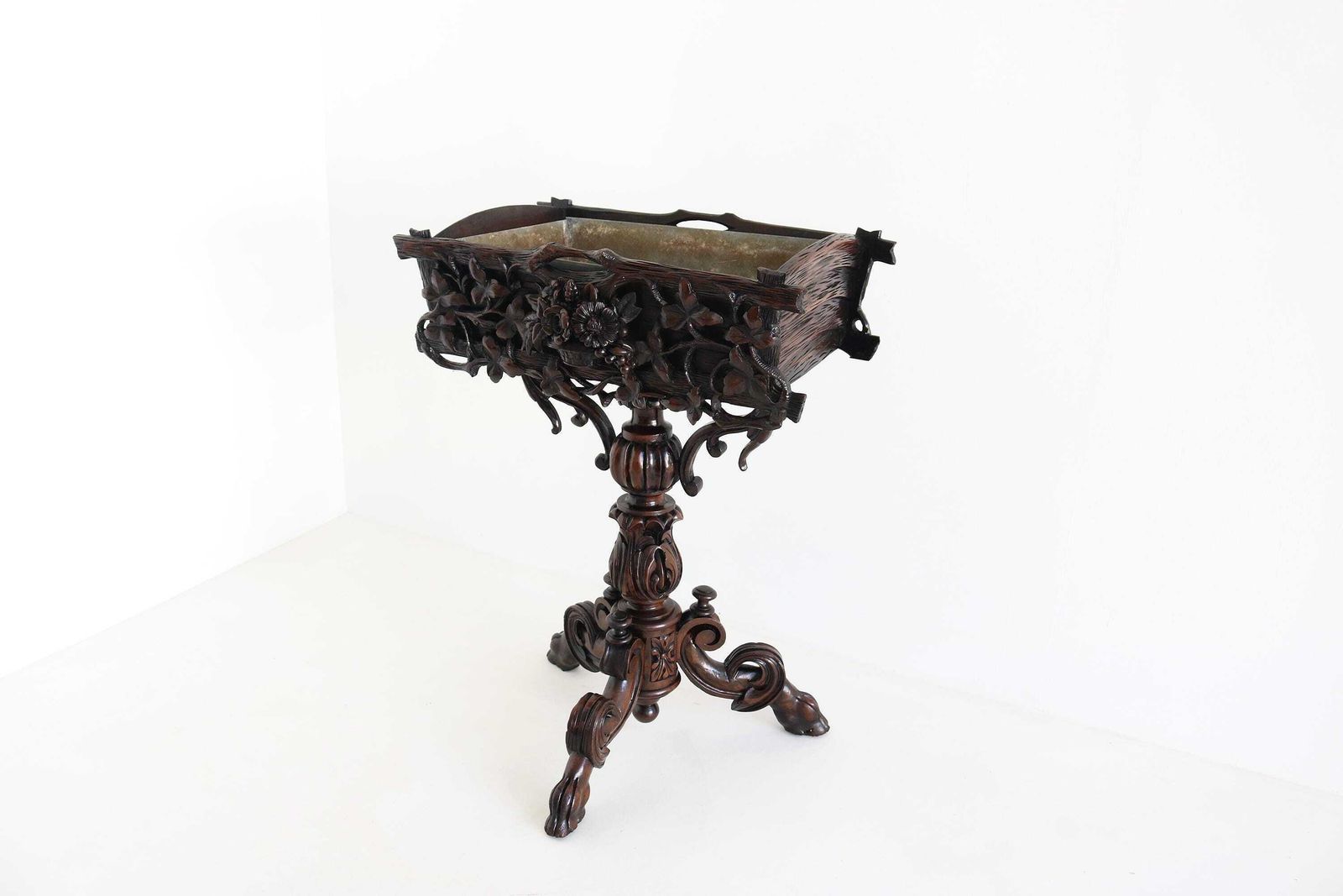 photo furniture 19e Eeuwse Franse Black Forest Jardinière Met Zinken Bak – Met De Hand Gesneden Floraal Middenstuk, Ca. 1880