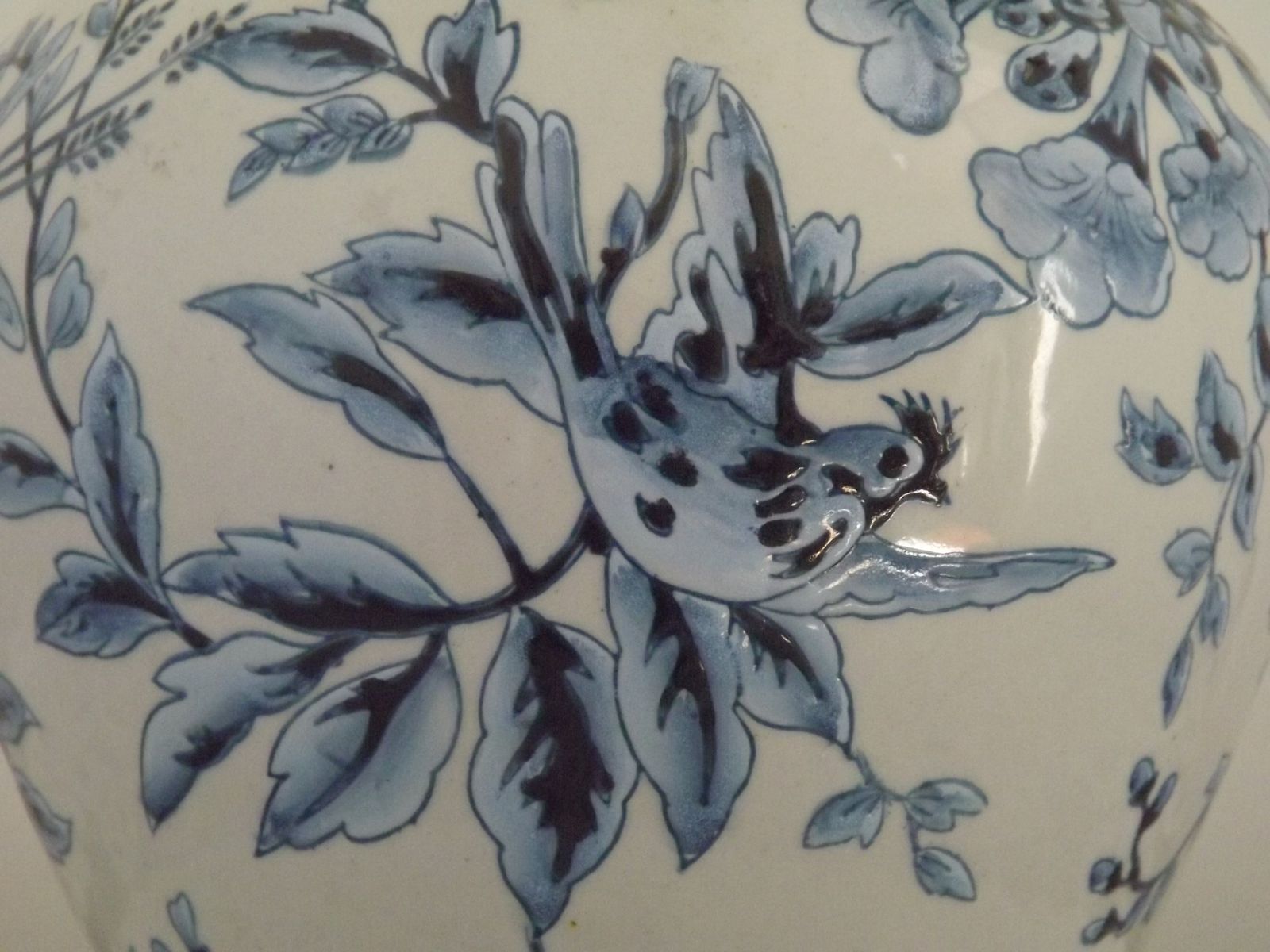photo vintage Blue & White Chinoiserie Ginger Jar Table Lamp Raised Bird & Floral Motif