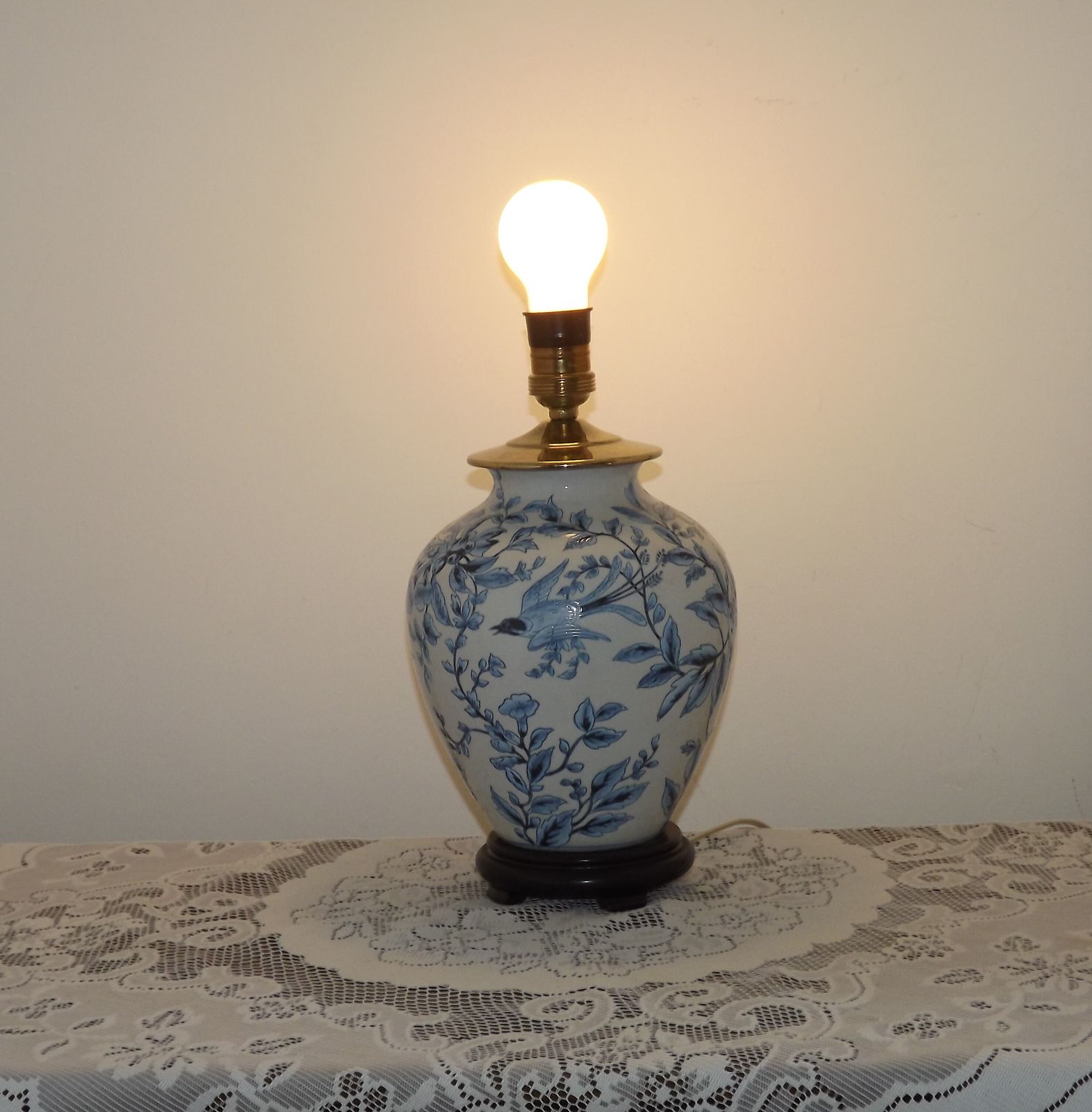 Blue & White Chinoiserie Ginger Jar Table Lamp Raised Bird & Floral Motif photo 187.0