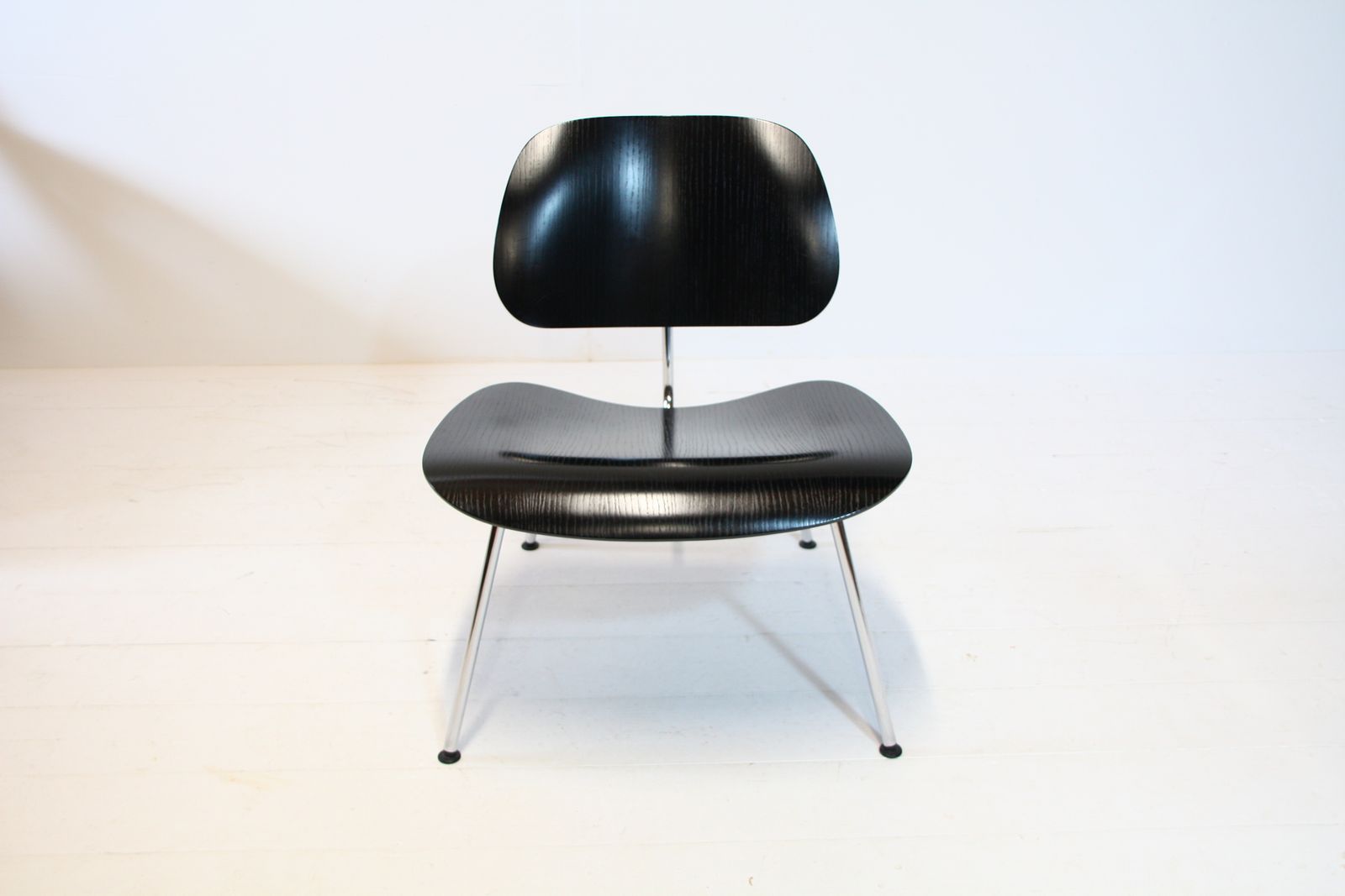 photo vinterior Charles Eames Lcm Lounge Chair In Black Ash & Chrome   Vitra