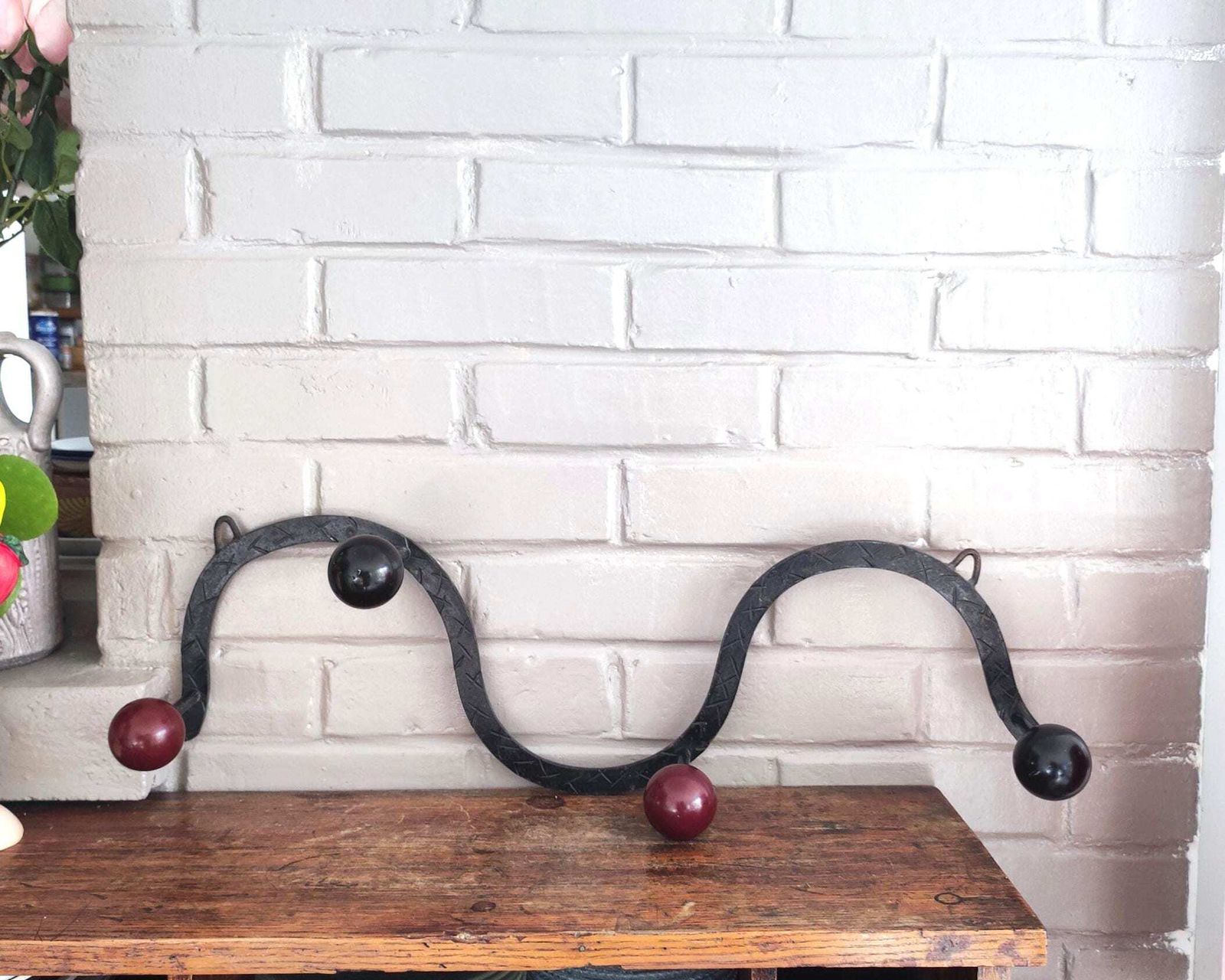 Porte-manteau mural français en fer avec crochets à boules en bois, années 1960
