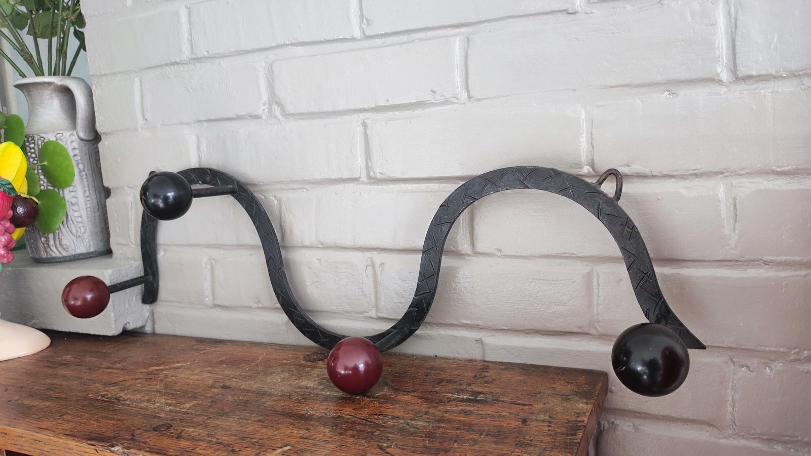 Mobilier Porte-manteau mural français en fer avec crochets à boules en bois, années 1960 photo