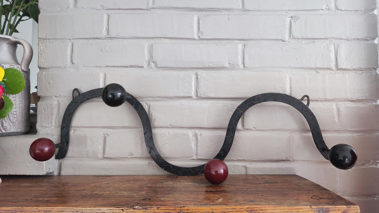 209.0 Porte-manteau mural français en fer avec crochets à boules en bois, années 1960 photo