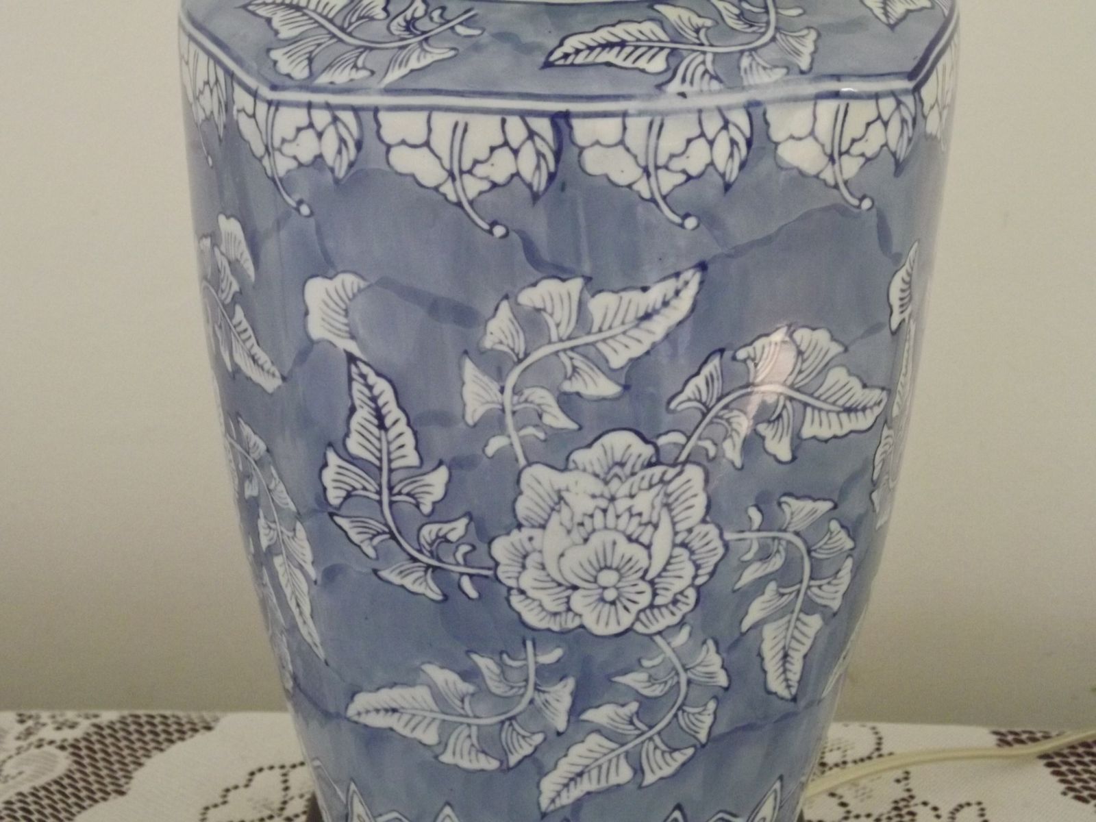 photo for sale Grande lampe de table en céramique de style oriental, décor floral bleu et blanc, socle en bois