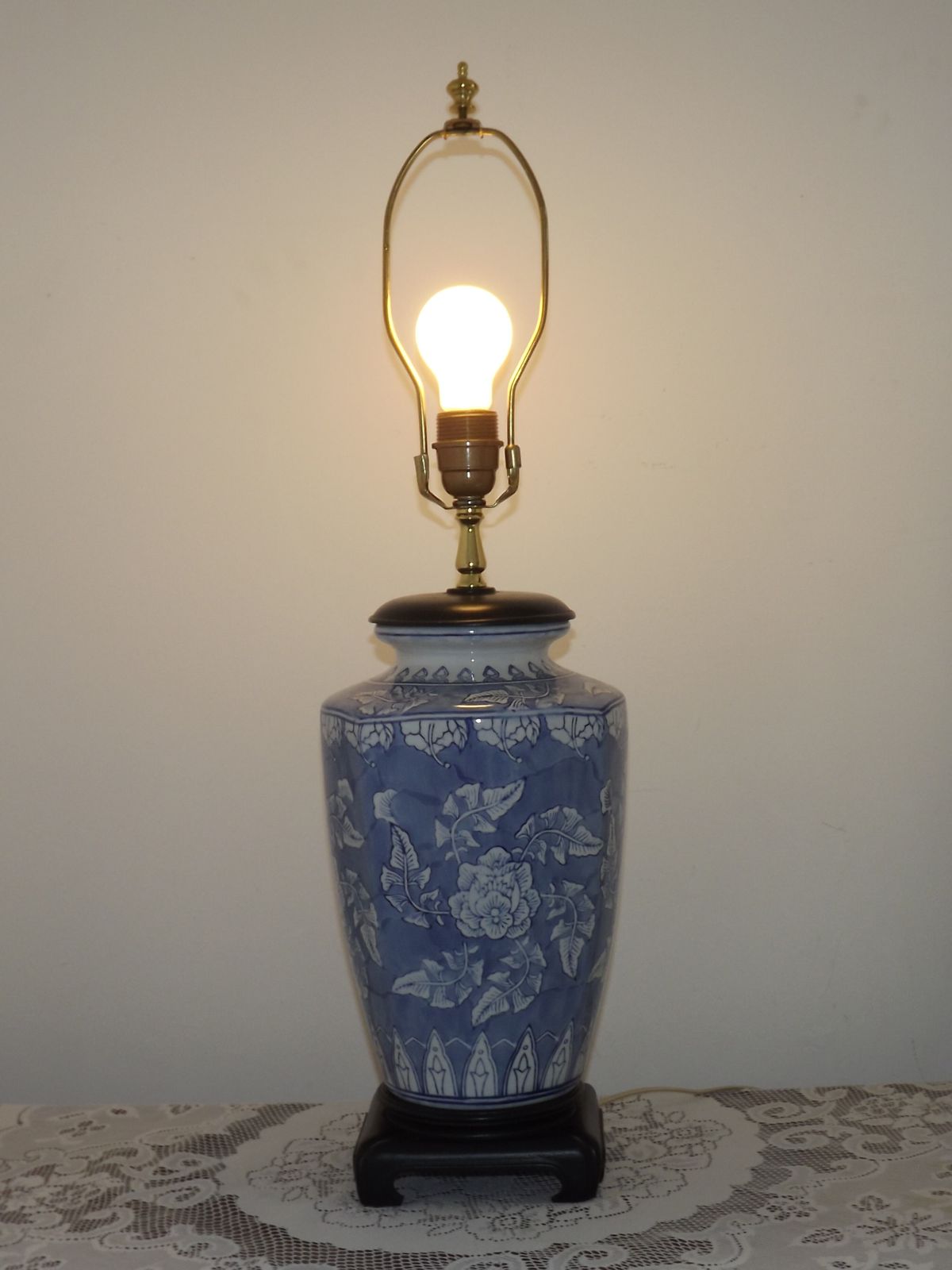 Grande lampe de table en céramique de style oriental, décor floral bleu et blanc, socle en bois photo for sale