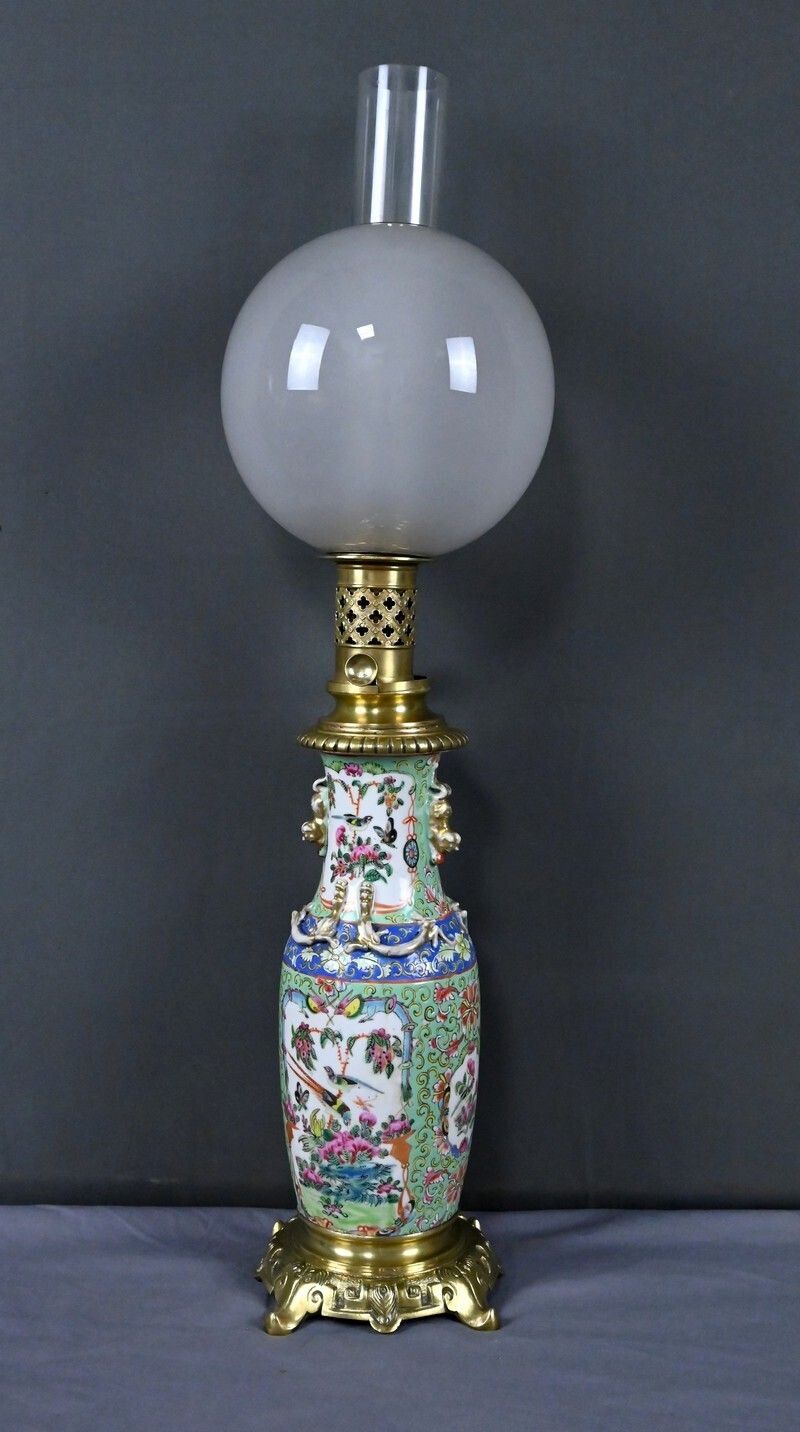 photo vinterior Canton Porcelain & Bronze Oil Lamp, Qing Dynasty, China – Late 19th Century