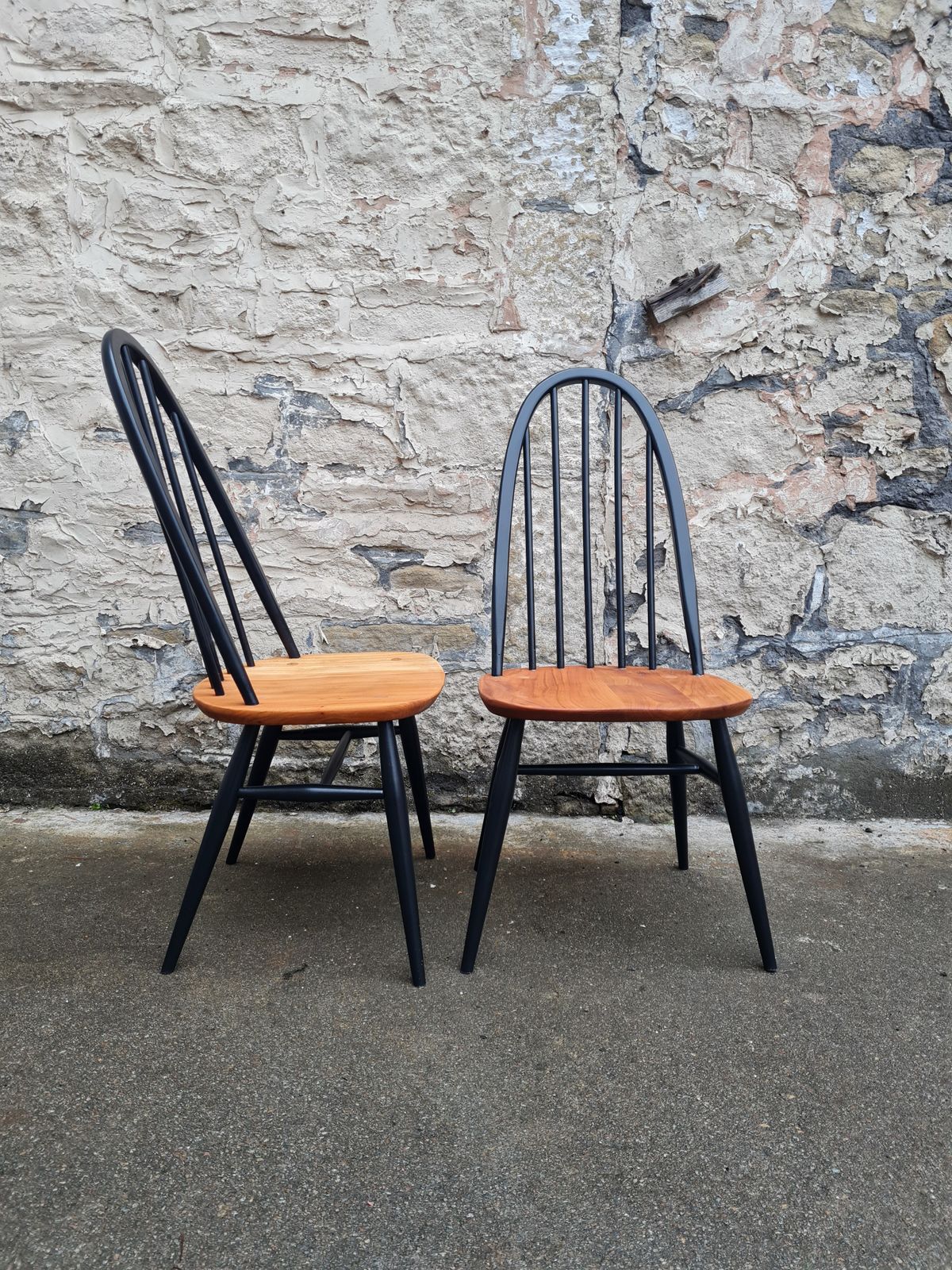 Set Of 4 Ercol Hoop Back 365 Windsor Dining Chairs In Black And Elm photo for sale