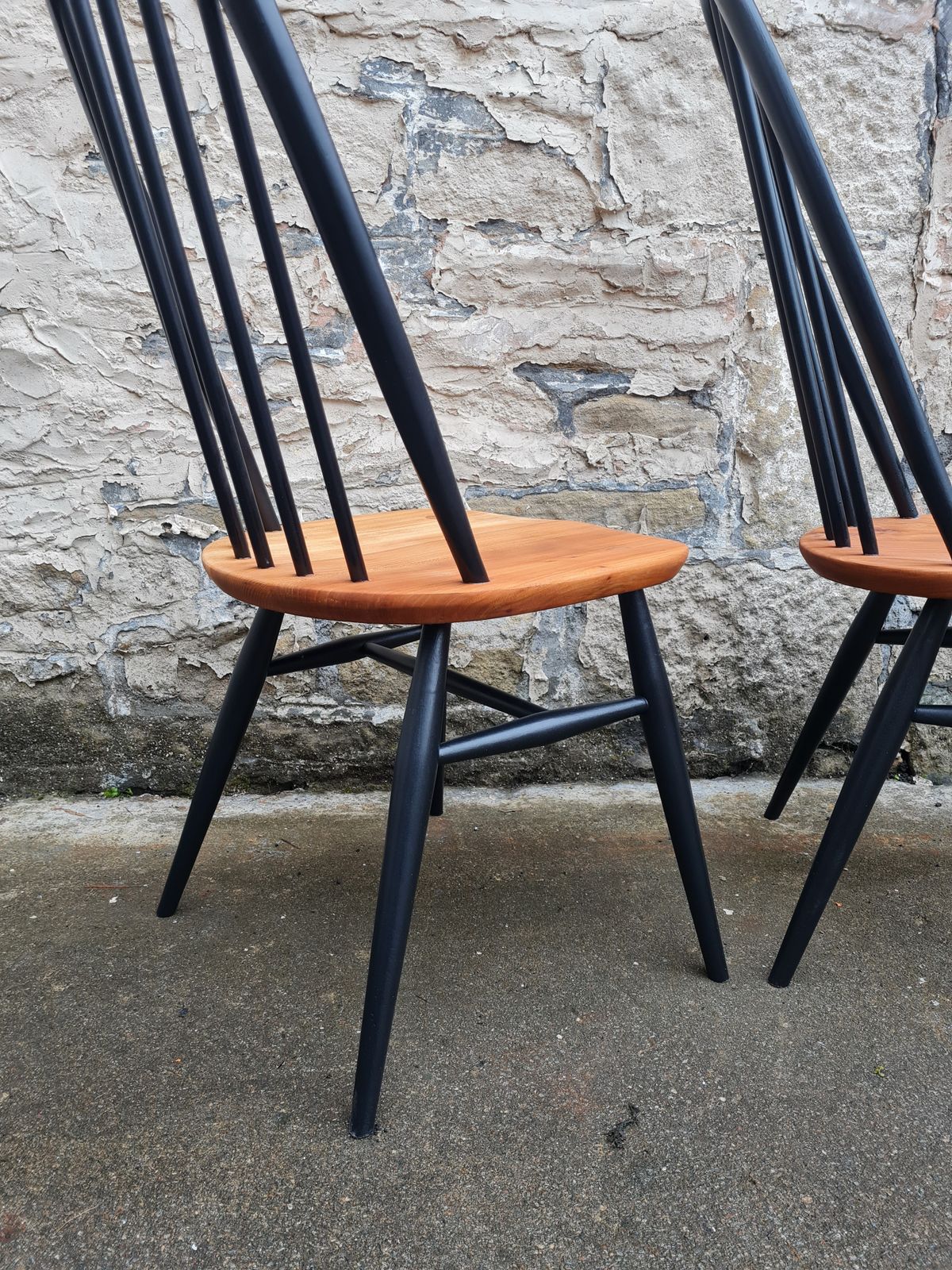 photo furniture Set Of 4 Ercol Hoop Back 365 Windsor Dining Chairs In Black And Elm