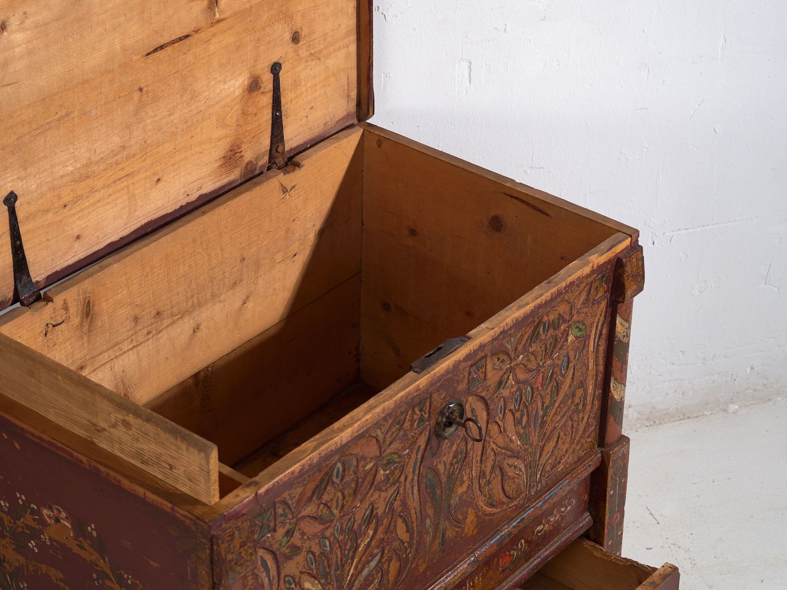 Central European Dowry Chest In Polychromed Pine – Central Europe, 1889 photo vinterior