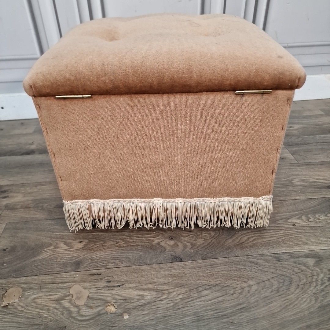 photo vintage Vintage Storage Footstool Ottoman Box Upholstered Fringe Seat Retro Bedroom