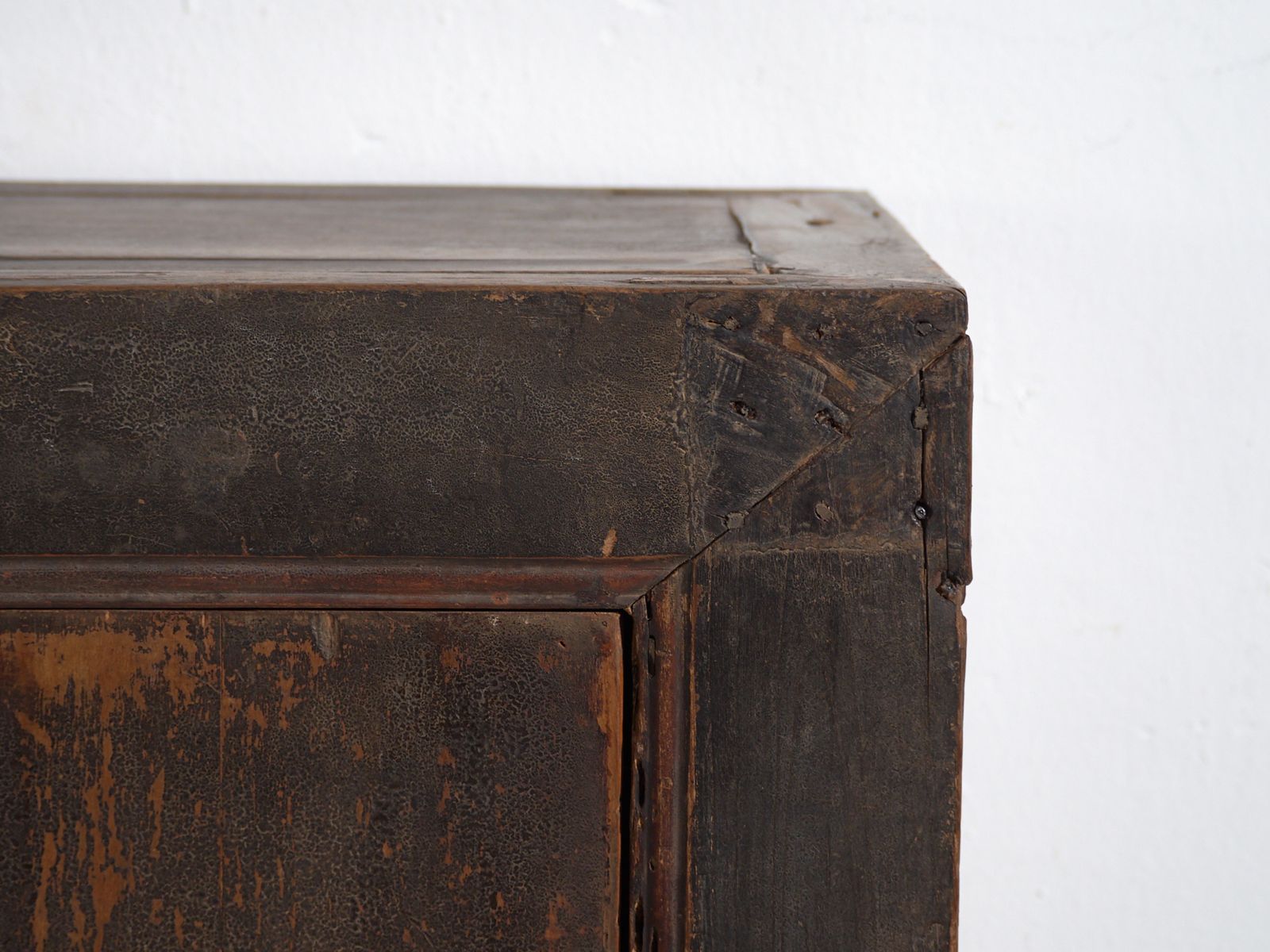 photo furniture Antique Chinese Sideboard In Solid Wood – China, Circa