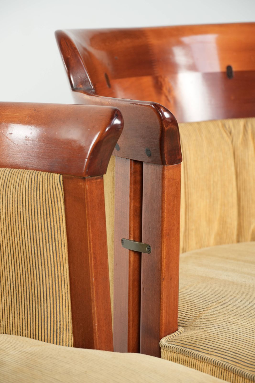 Meubels Set Van Twee Schuitema Design Zij /Bureau /Eetkamerstoelen Uit De Shaker Serie, Met Een Houten Frame En Gele Stoffen Bekleding. photo