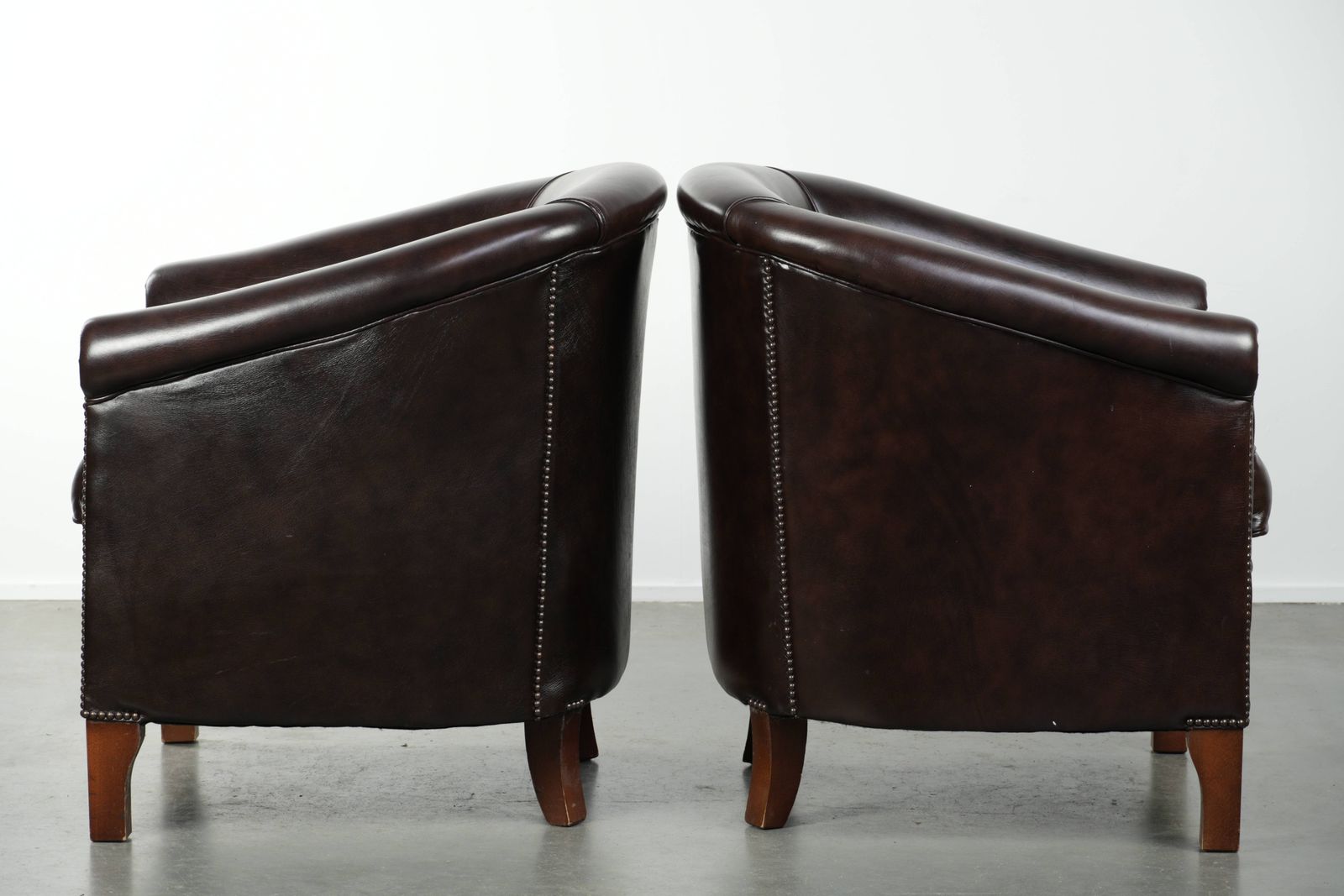 Set Van Twee Donkere Koeienhuid Club Fauteuils In Goede Staat Met Een Tijdloos Engelse Stijl Design photo Meubels