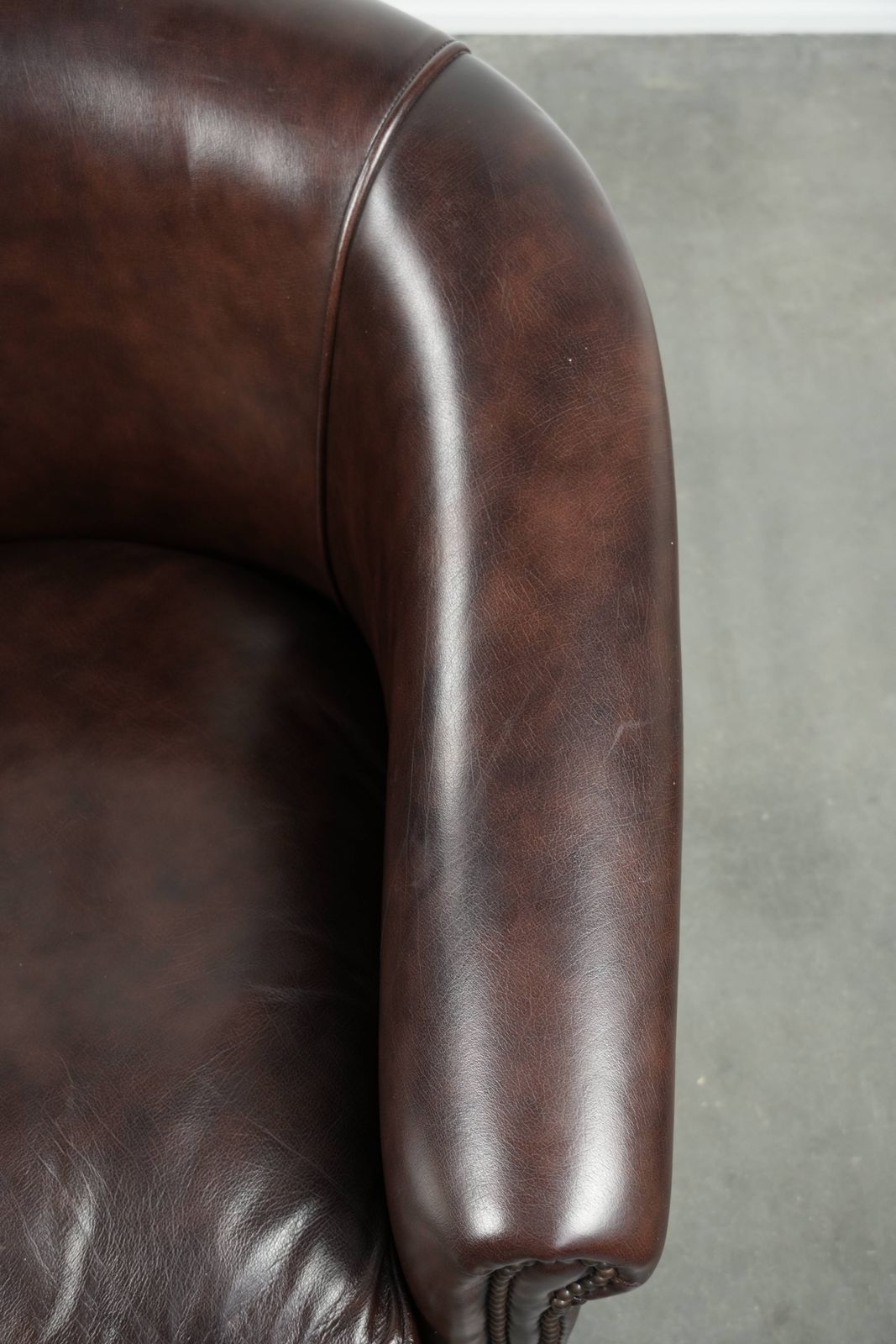 photo furniture Set Van Twee Donkere Koeienhuid Club Fauteuils In Goede Staat Met Een Tijdloos Engelse Stijl Design