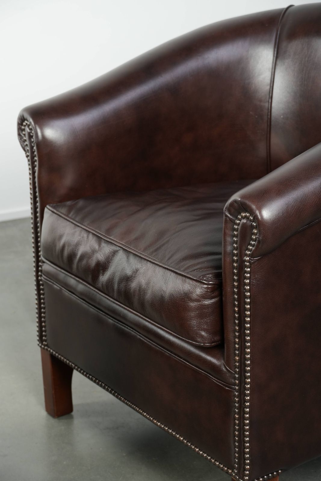 photo vinterior Set Van Twee Donkere Koeienhuid Club Fauteuils In Goede Staat Met Een Tijdloos Engelse Stijl Design